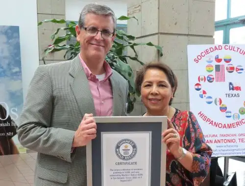 Martha Ochoa recibiendo reconocimiento de Guiness