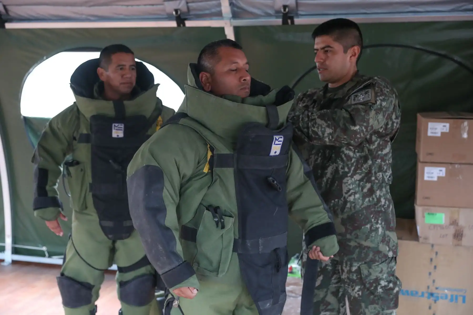 El ministro de Defensa, José Huerta Torres, recibe donación de equipos para desminado en Cordillera del Cóndor de manos del embajador de Alemania en el Perú. Foto: ANDINA/MINDEF
