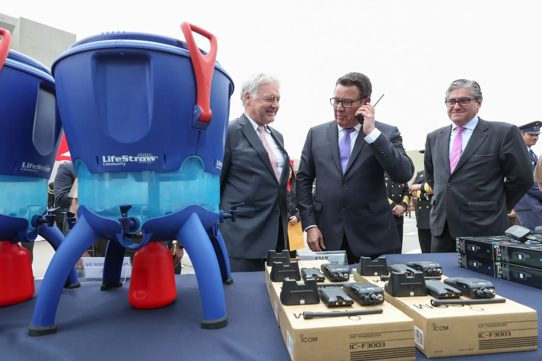El ministro de Defensa, José Huerta Torres, recibe donación de equipos para desminado en Cordillera del Cóndor de manos del embajador de Alemania en el Perú. Foto: ANDINA/MINDEF