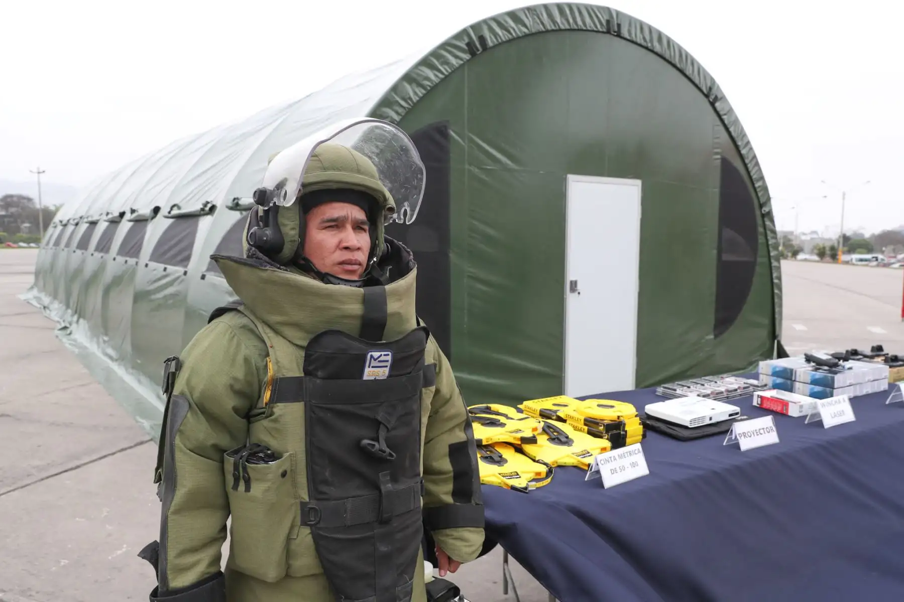 El ministro de Defensa, José Huerta Torres, recibe donación de equipos para desminado en Cordillera del Cóndor de manos del embajador de Alemania en el Perú. Foto: ANDINA/MINDEF