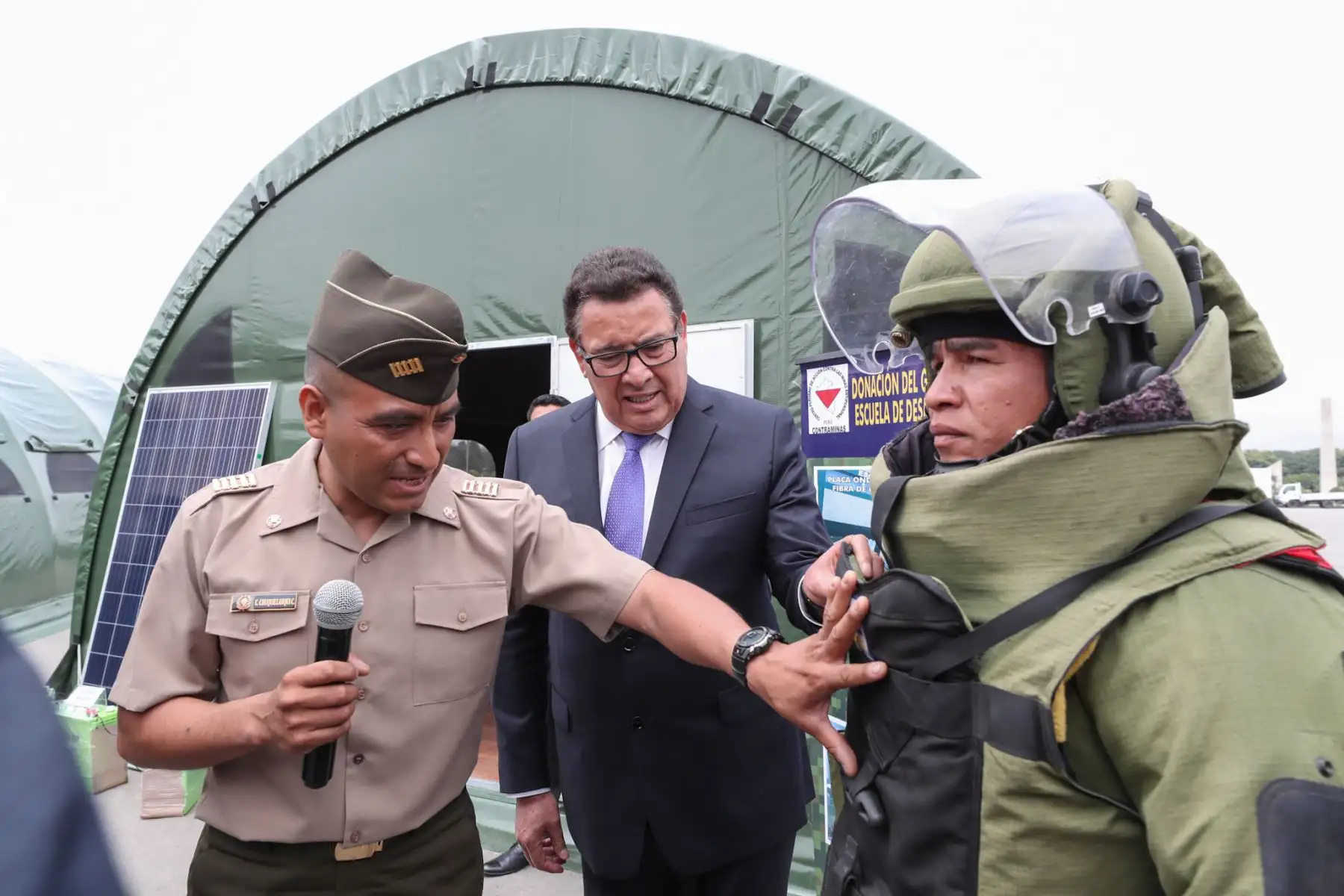 El ministro de Defensa, José Huerta Torres, recibe donación de equipos para desminado en Cordillera del Cóndor de manos del embajador de Alemania en el Perú. Foto: ANDINA/MINDEF