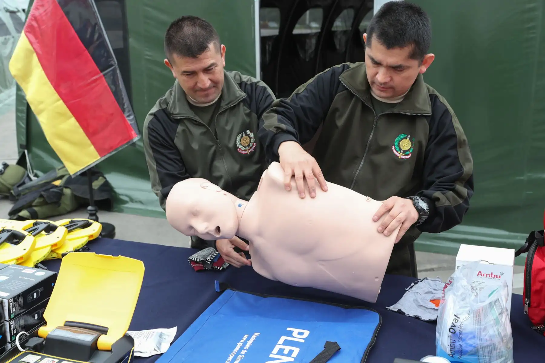 El ministro de Defensa, José Huerta Torres, recibe donación de equipos para desminado en Cordillera del Cóndor de manos del embajador de Alemania en el Perú. Foto: ANDINA/MINDEF