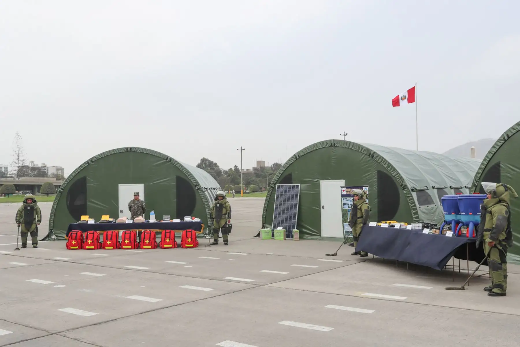 El ministro de Defensa, José Huerta Torres, recibe donación de equipos para desminado en Cordillera del Cóndor de manos del embajador de Alemania en el Perú. Foto: ANDINA/MINDEF