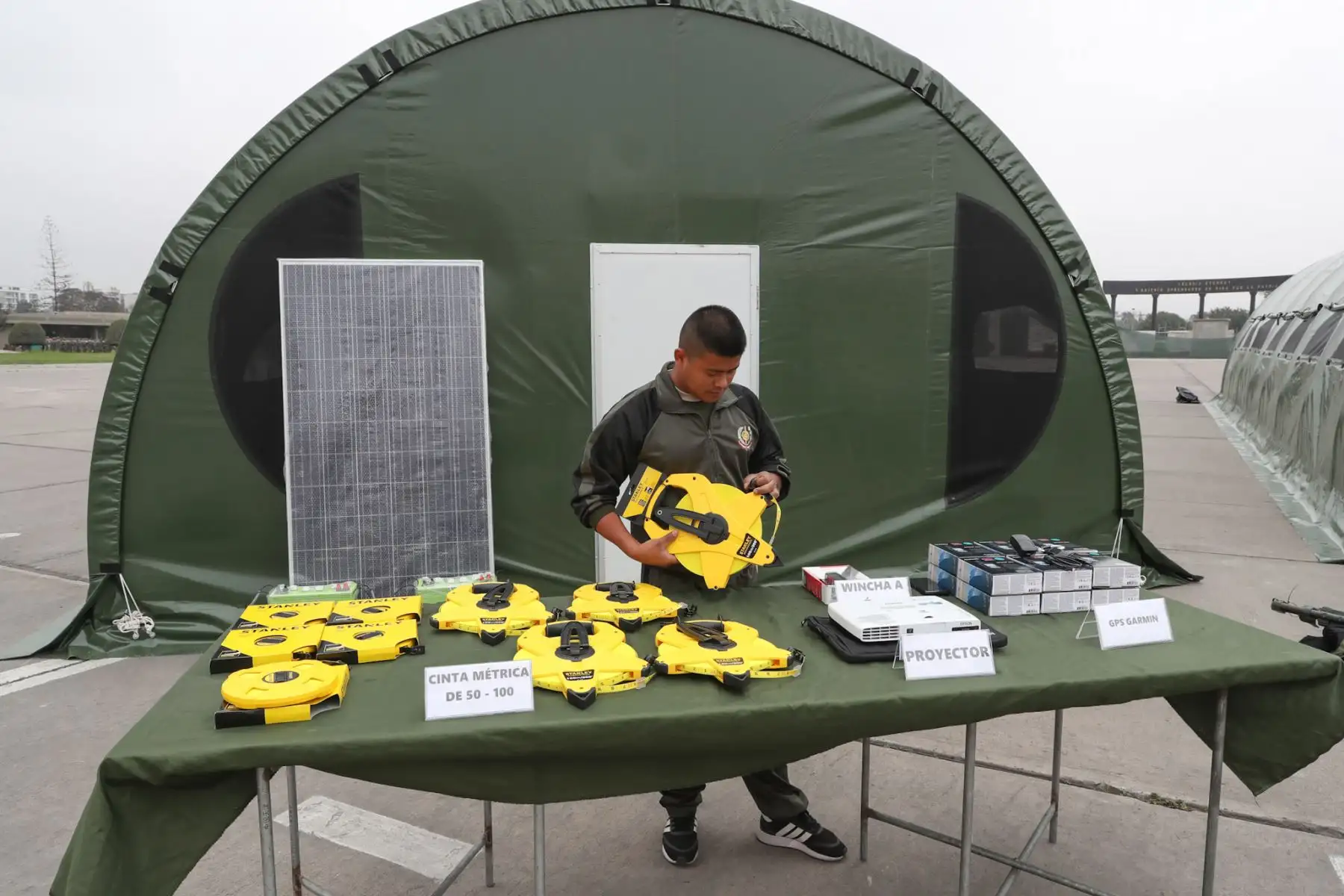 El ministro de Defensa, José Huerta Torres, recibe donación de equipos para desminado en Cordillera del Cóndor de manos del embajador de Alemania en el Perú. Foto: ANDINA/MINDEF