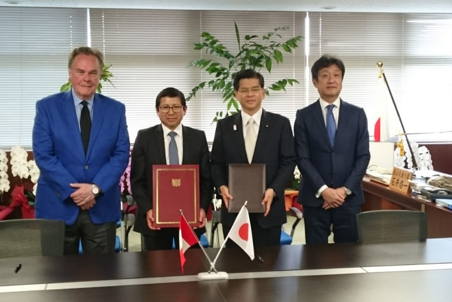 Ministro de Transportes de Perú, Edmer Trujillo y de Japón, Keiichi Ishii firman acuerdo para cooperar en mejora del transporte público. Foto: Cortesía.