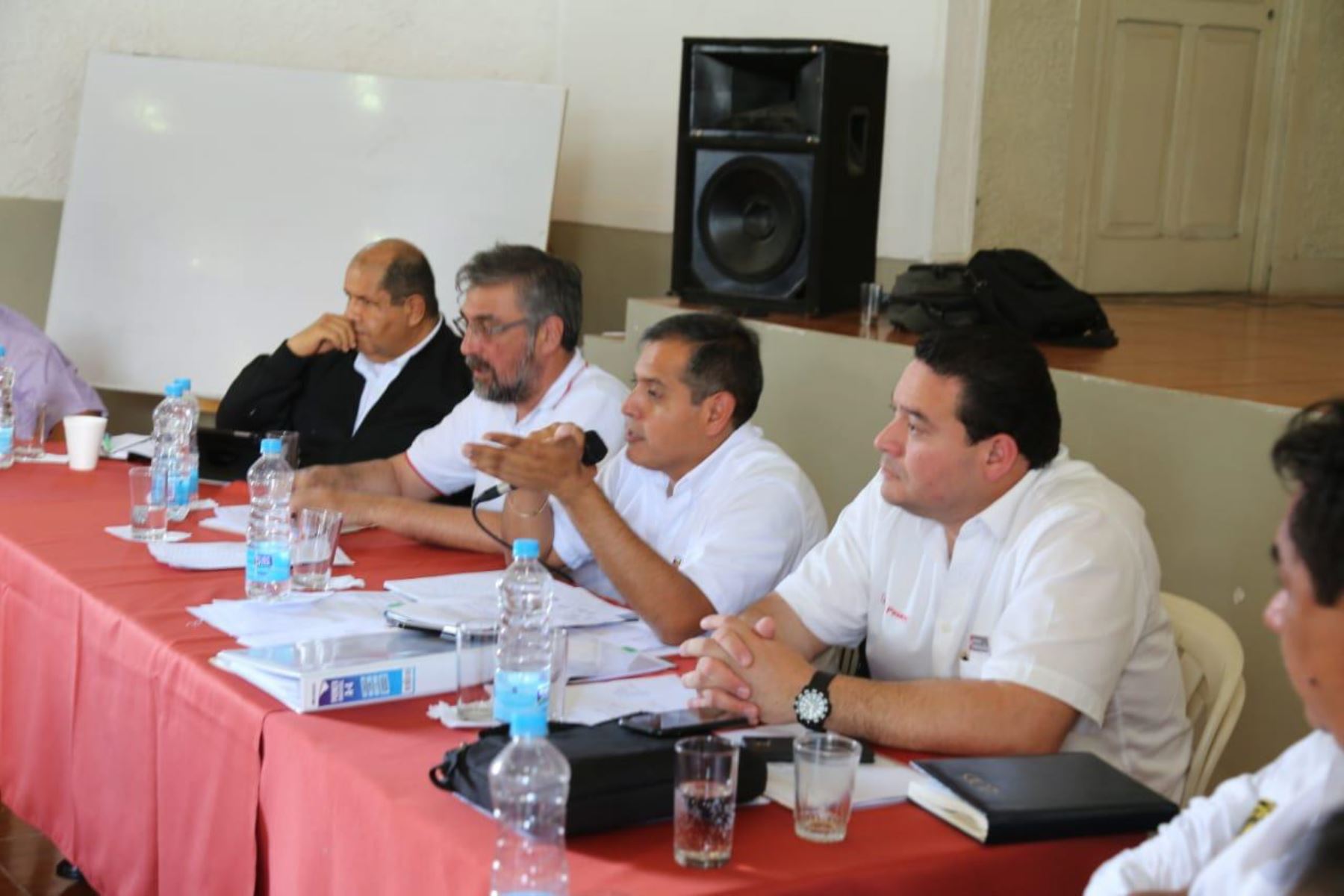 El ministro de Agricultura y Riego, Gustavo Mostajo, y representantes de organizaciones cafetaleras de la región Junín firmaron ayer un acta de acuerdo.