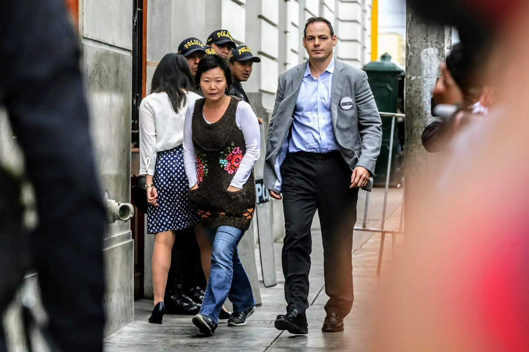 Llegada a la Sala Penal Nacional del esposo y la hermana de Keiko Fujimori. Foto: ANDINA/Luis Iparraguirre