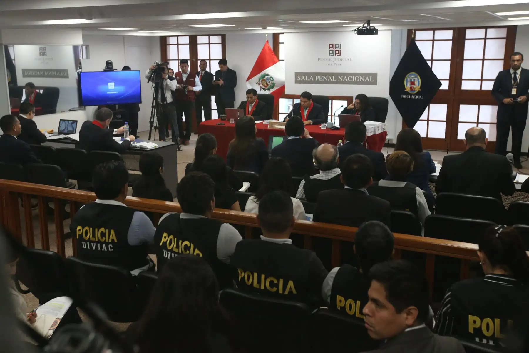 Llegada a la Sala Penal Nacional del esposo y la hermana de Keiko Fujimori. Foto: ANDINA/Vidal Tarqui