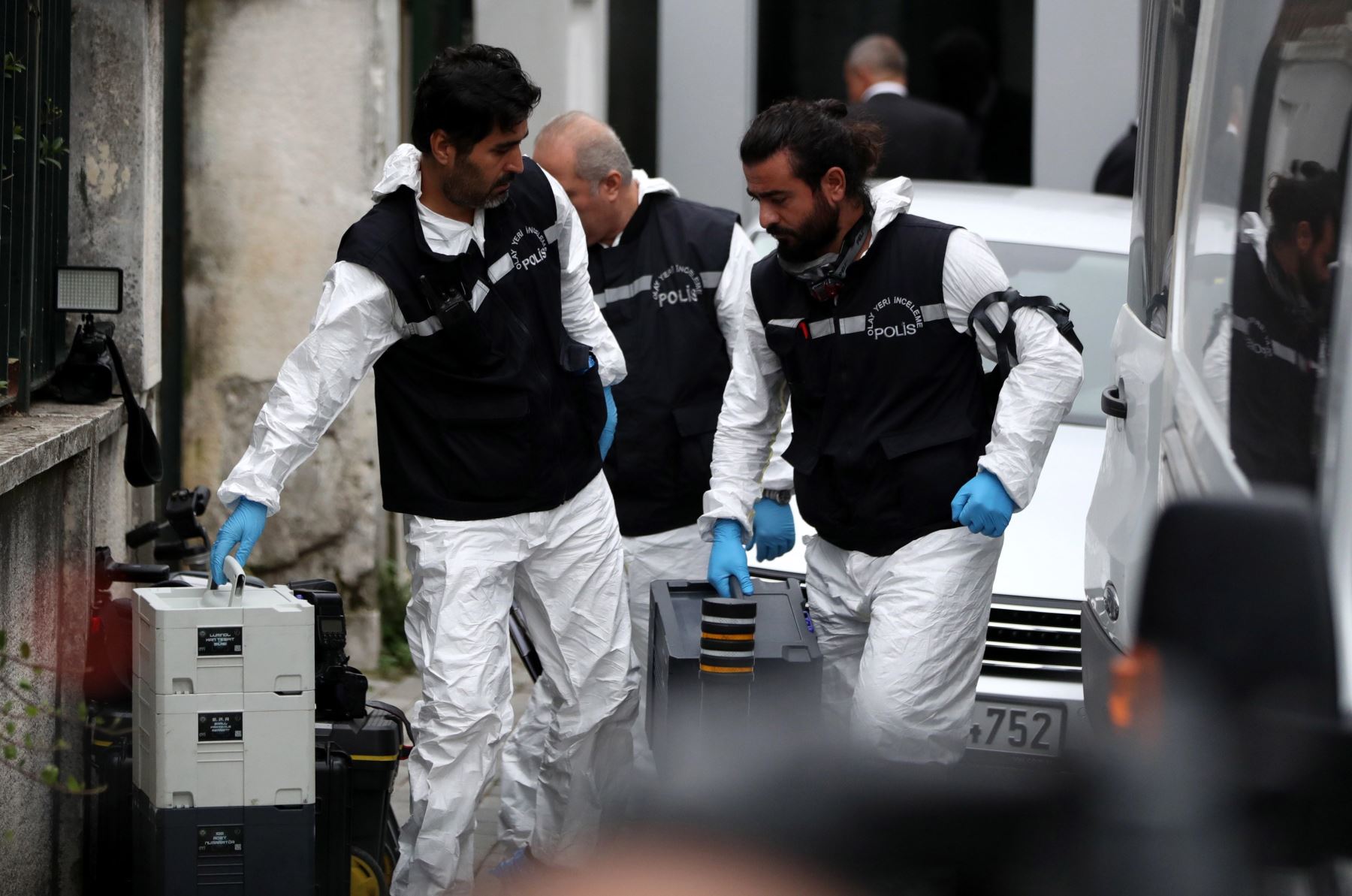 Miembros de la policía forense turca, a su llegada a la residencia del cónsul saudí en Estambul Foto: AFP