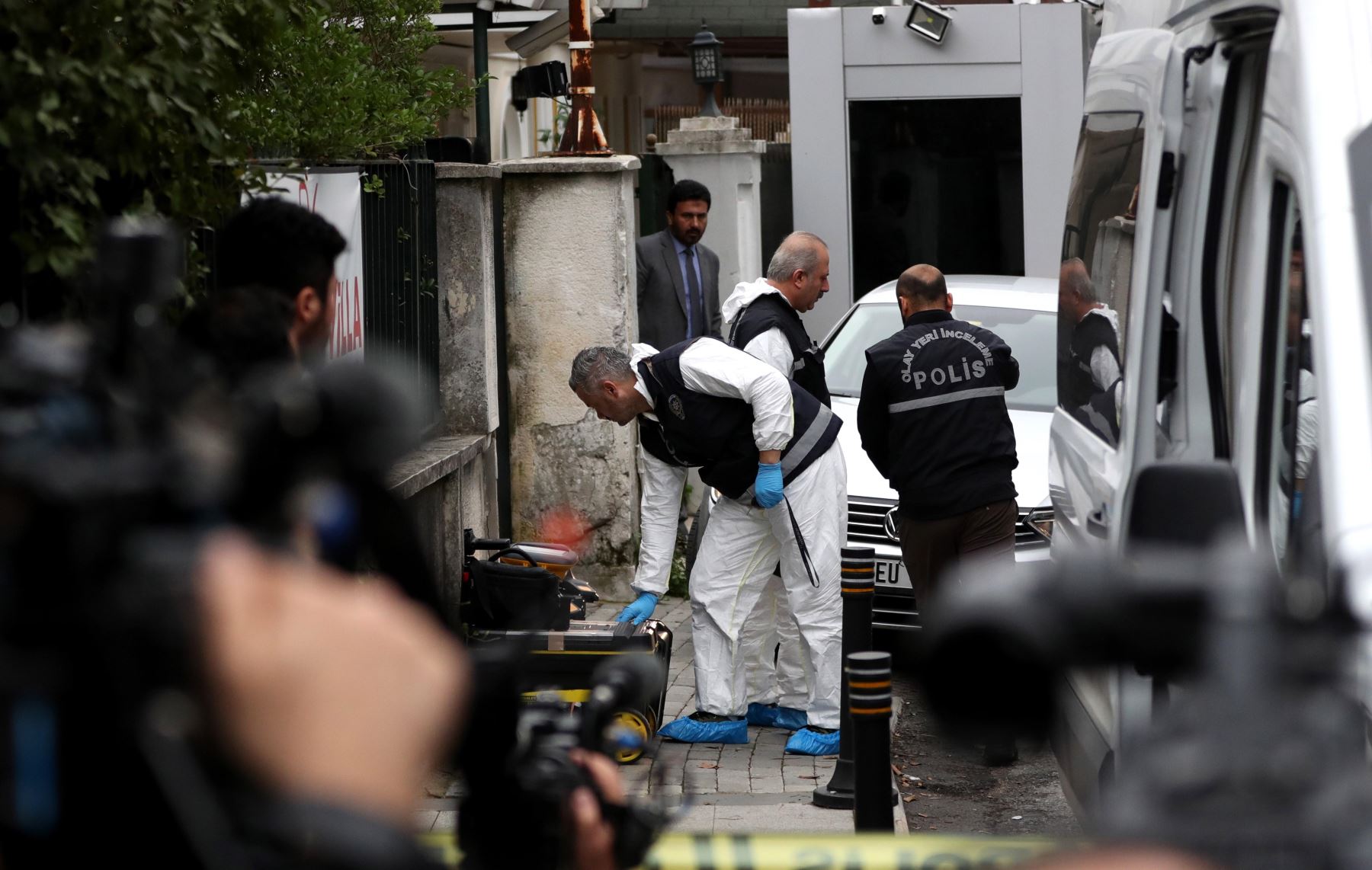 Miembros de la policía forense turca, a su llegada a la residencia del cónsul saudí en Estambul Foto: EFE
