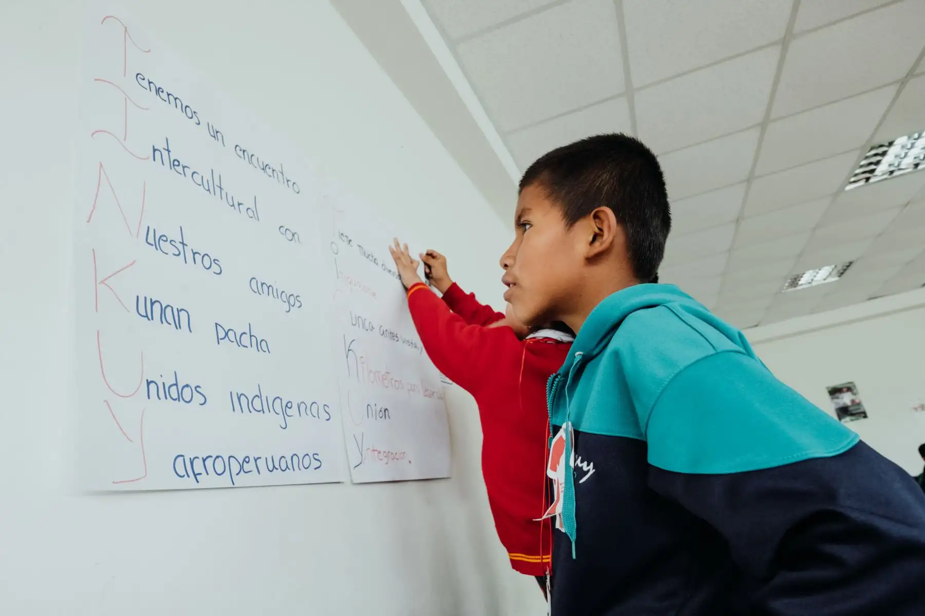 Que el encuentro Tinkuy 2018 haya considerado su colegio cayó como anillo al dedo a Alonso Sánchez, que ha vivido en San Miguel toda su vida, pero siempre ha querido conocer a chicos de otras zonas del país, aprender de sus otras formas de ver el mundo. “Estoy aprendiendo a valorar a las personas, a no juzgarlas por su apariencia”. Es otra forma de conocer el Perú: a partir de los nuevos amigos. Foto: ANDINA/MINEDU
