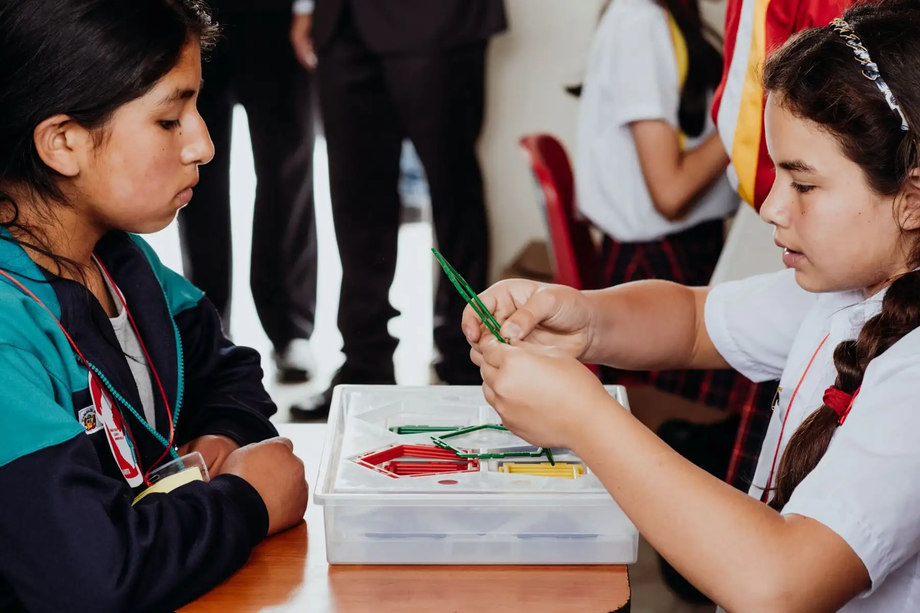 Hace dos años, Salwa Youssef (12) vino con su familia desde Maracay, Venezuela. Si bien Lima ya es un universo que aún no termina de comprender, para la niña el Encuentro Nacional Tinkuy le ha permitido conocer que son “bastante diferentes” los chicos de una y otra zona del país; no solo en cuestión de idiomas, sino en su forma de pensar, en sus comidas, “y las interacciones entre diferentes culturas”. Foto: ANDINA/Minedu
