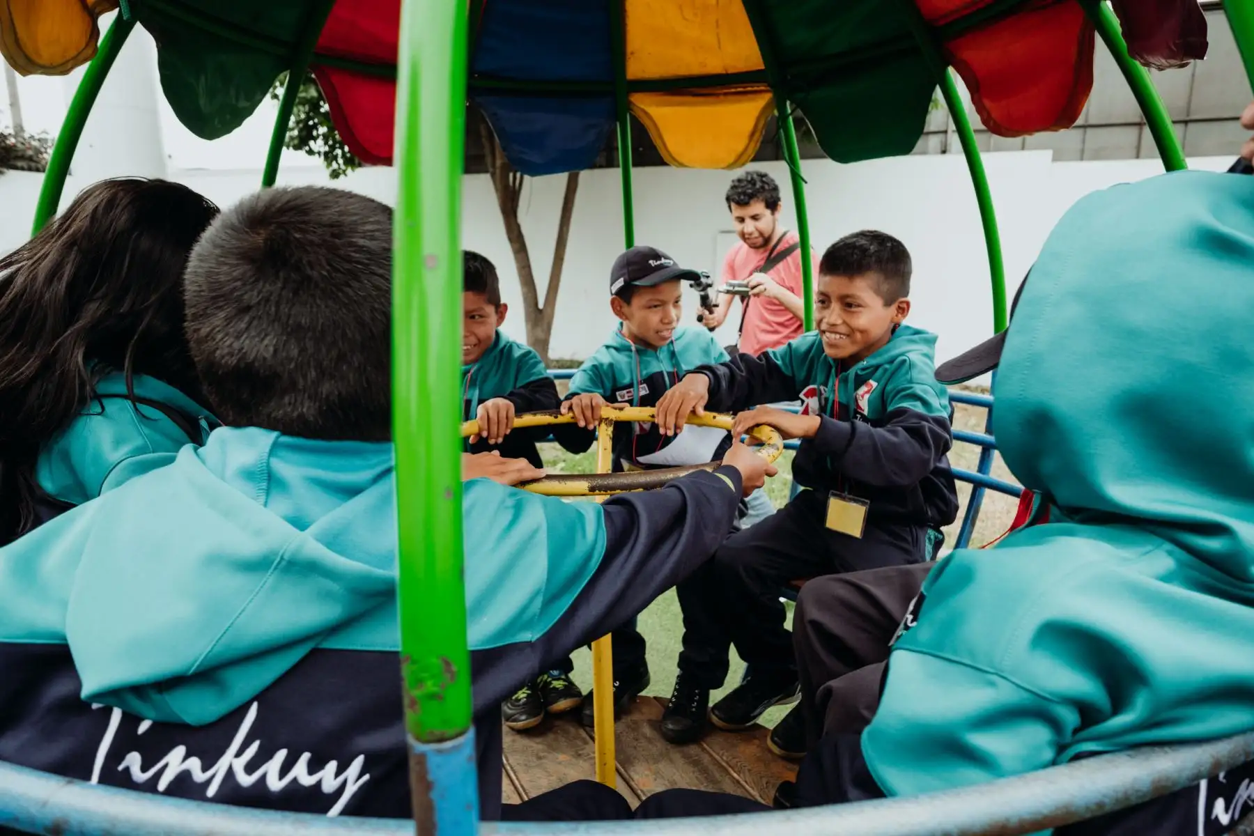 En el colegio de Pueblo Libre, se confundieron en grupos donde no se diferenciaba provincianos de capitalinos; compartieron juegos de mesa y otros de competencia sobre el césped sintético de la cancha; recorrieron los salones, el jardín, conocieron a sus mascotas las tortugas; en el laboratorio, juntos aprendieron a preparar una causa limeña de pollo.
 Foto: ANDINA/MINEDU