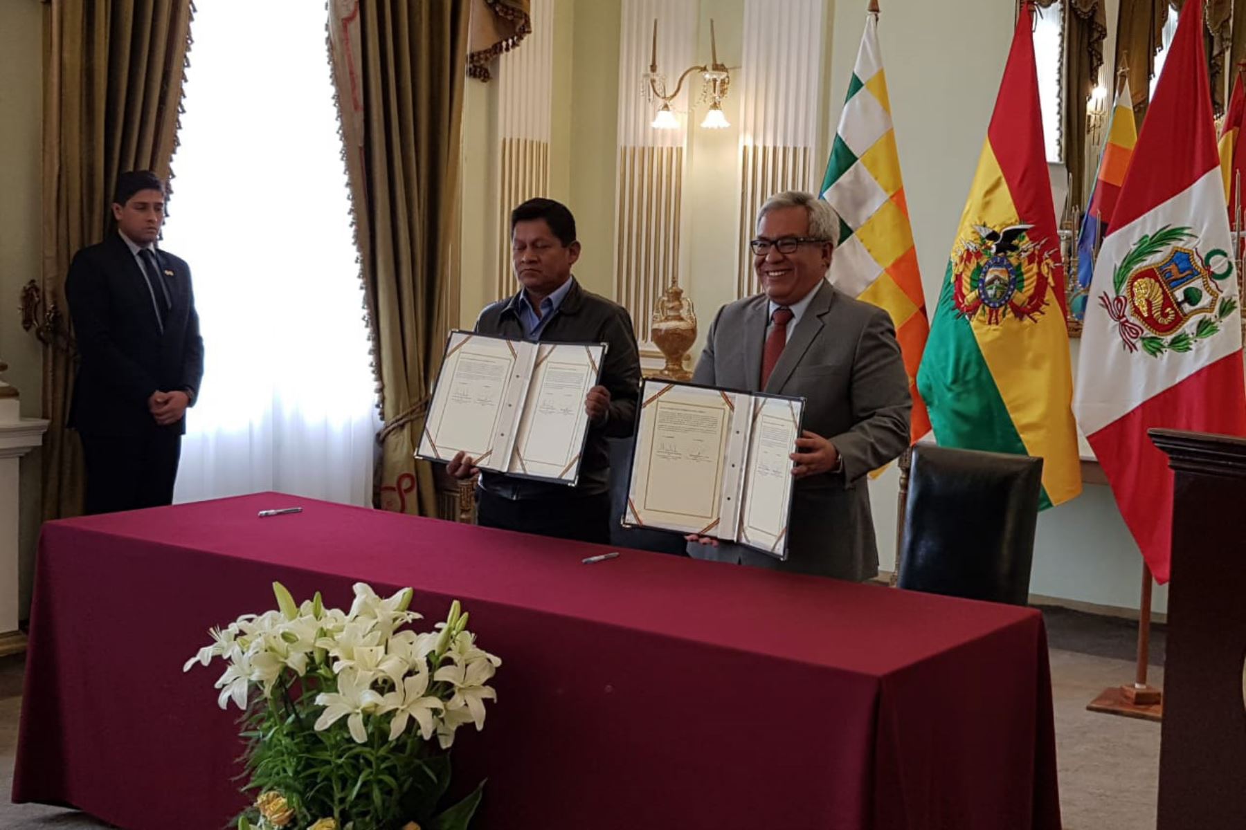 Jefe del Servicio Nacional de Áreas Naturales Protegidas por el Estado (Sernanp), Pedro Gamboa Moquillaza, y el director ejecutivo del Servicio Nacional de Áreas Protegidas (Sernap) de Bolivia, Abel Mamani Marca, suscribieron acuerdo de cooperación.
