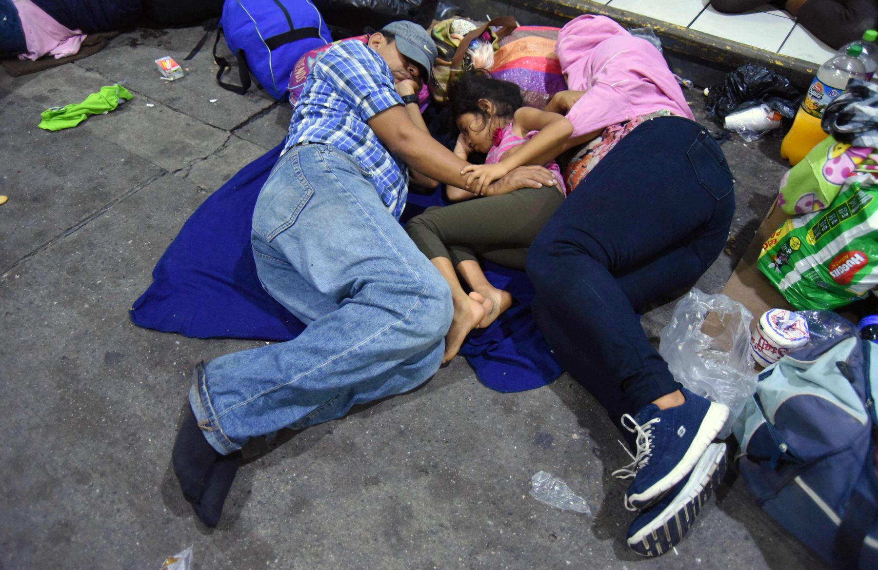 Los migrantes hondureños que se dirigen a los Estados Unidos, descansan en una gasolinera en Zacapa, Guatemala Foto: AFP