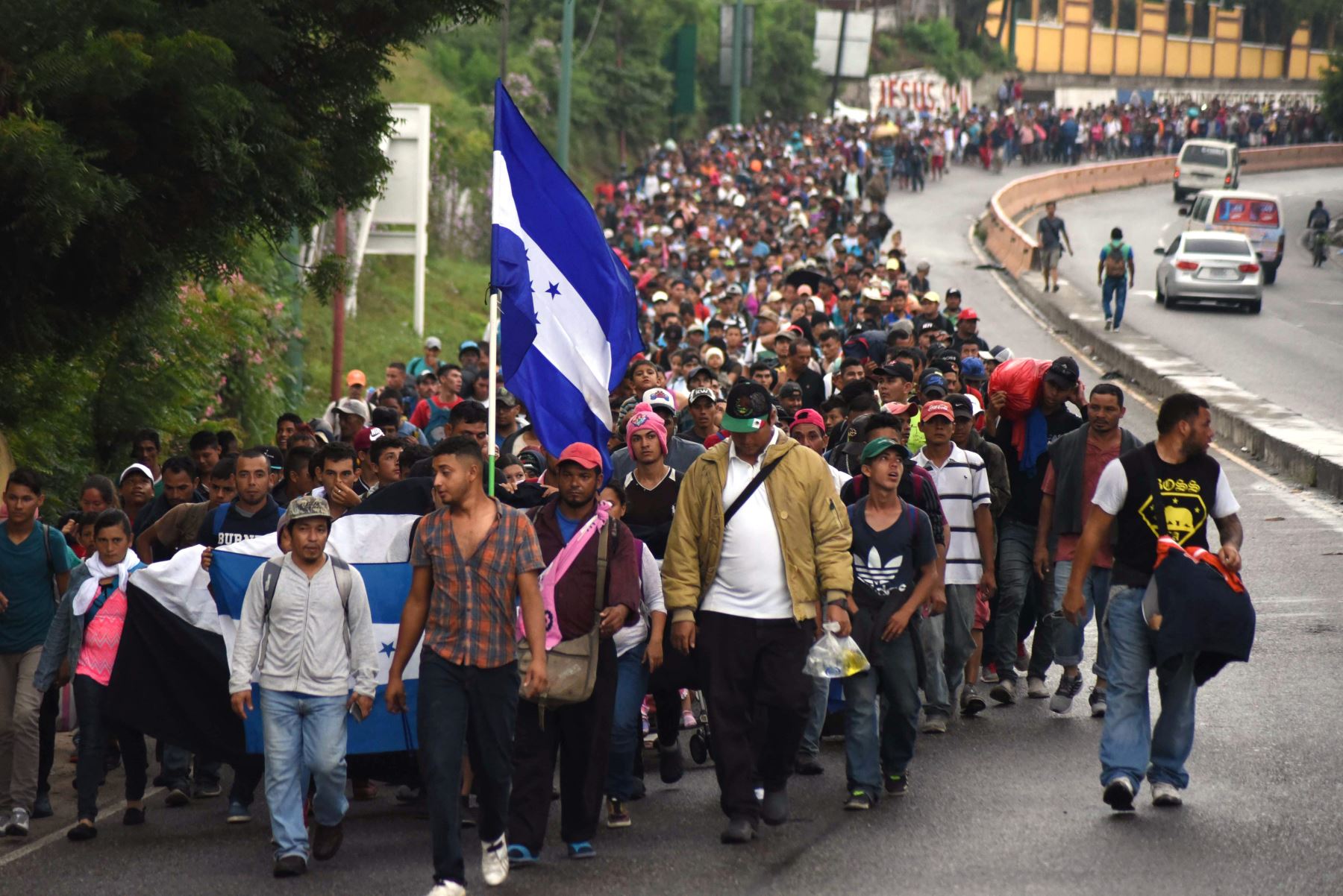 Los migrantes hondureños toman parte en una caravana hacia los Estados Unidos en Chiquimula, Guatemala, el 17 de octubre de 2018 Foto: AFP