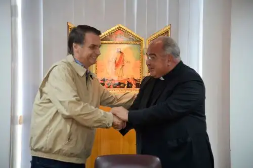 Candidato presidencial Jair Bolsonaro estrecha las manos al Arzobispo Orani Tempesta de Río de Janeiro Foto: AFP