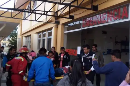 Dos personas murieron hoy de forma instantánea y 15 resultaron heridas producto de un choque frontal entre una miniván y un auto en la vía Cusco-Puno, a la altura de la provincia cusqueña de Canchis.