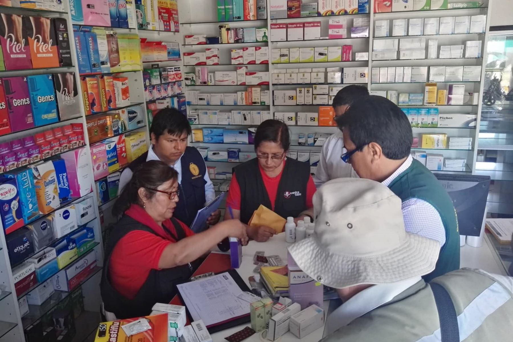Algunas boticas del centro de la ciudad de Chimbote comercializaban medicamentos vencidos.