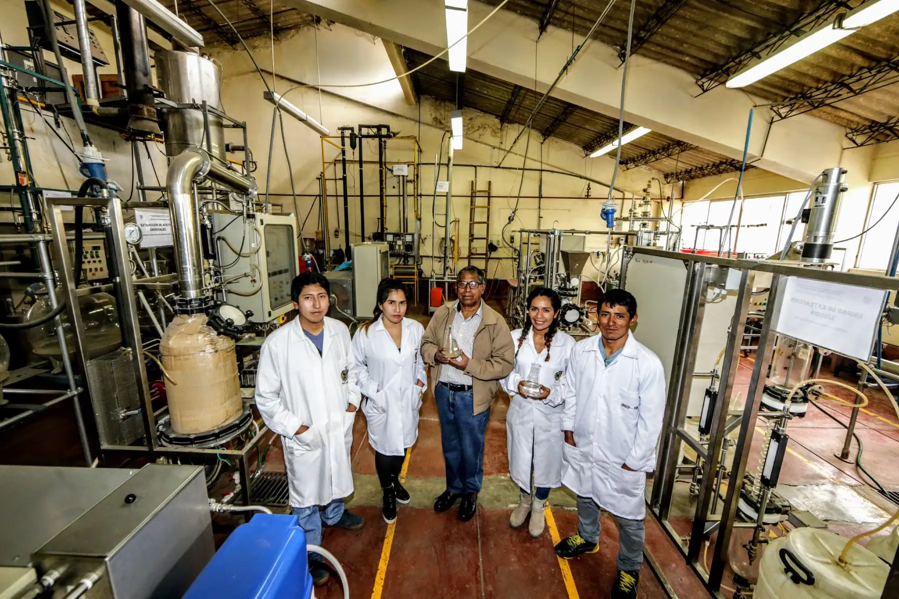 Aquí junto a sus compañeros de investigación y su mentor de la universidad San Cristóbal de Huamanga. Foto: ANDINA/Luis Iparraguirre