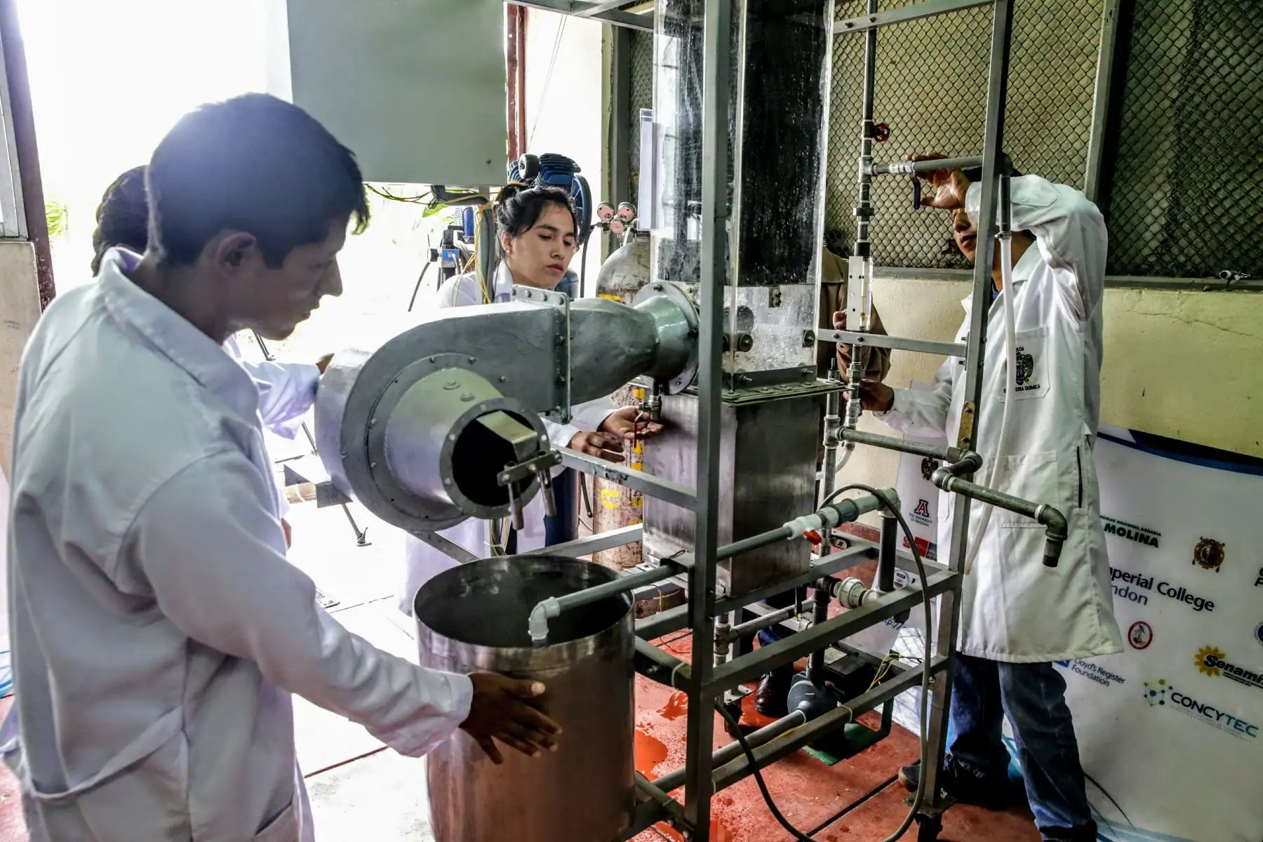 Cada estudiante cuenta con un trabajo de investigación diferente, pero con un mismo objeto de estudio: el agua. Foto: ANDINA/Luis Iparraguirre