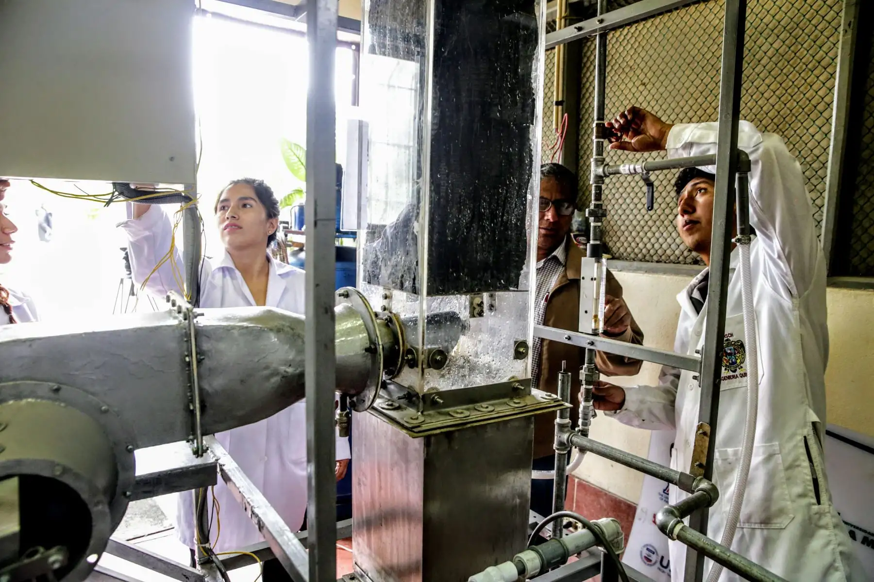 Cada estudiante cuenta con un trabajo de investigación diferente, pero con un mismo objeto de estudio: el agua. Foto: ANDINA/Luis Iparraguirre