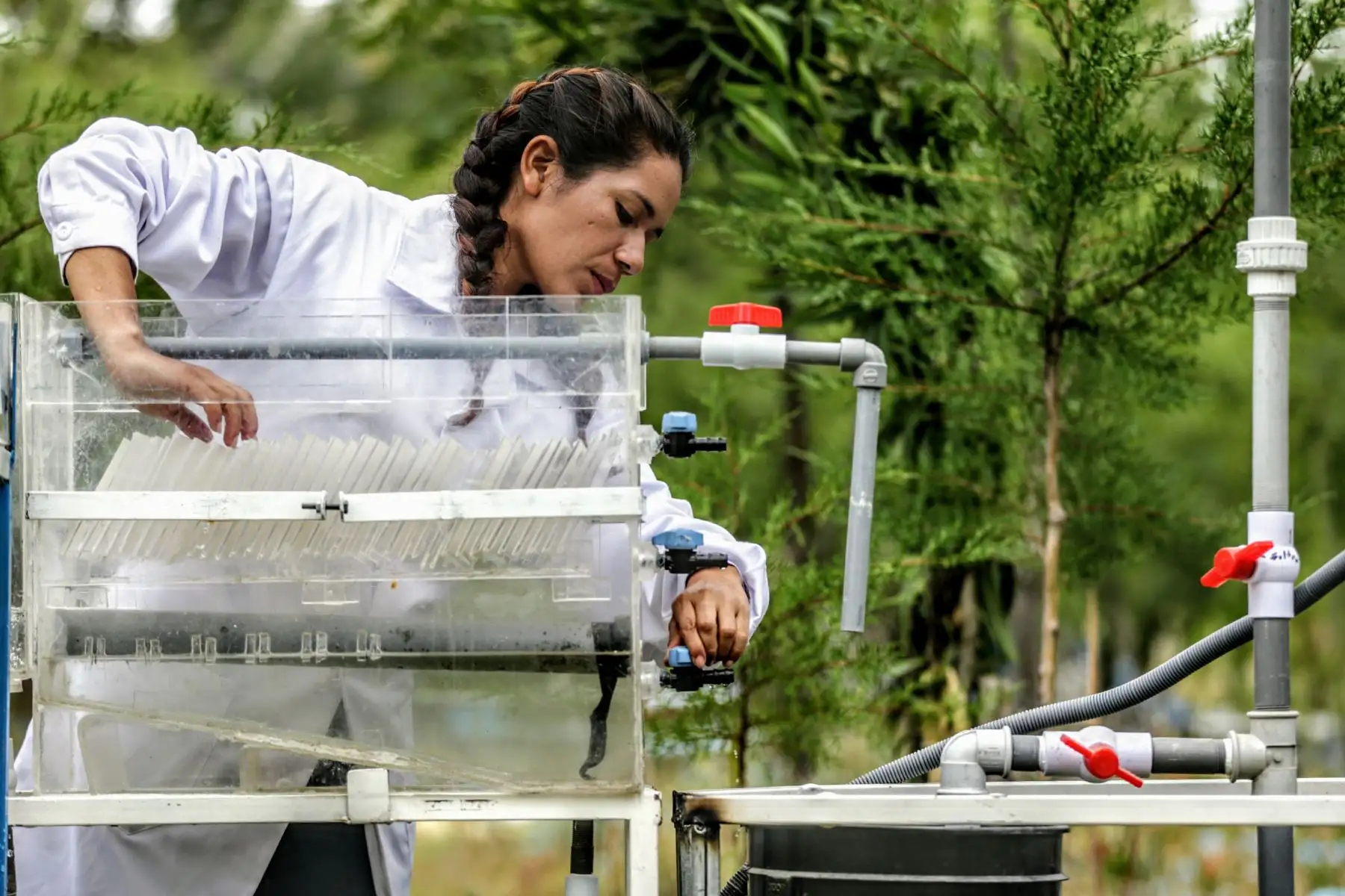 Nazia comenta que su pequeña planta piloto es amigable con el medio ambiente. Foto: ANDINA/Luis Iparraguirre