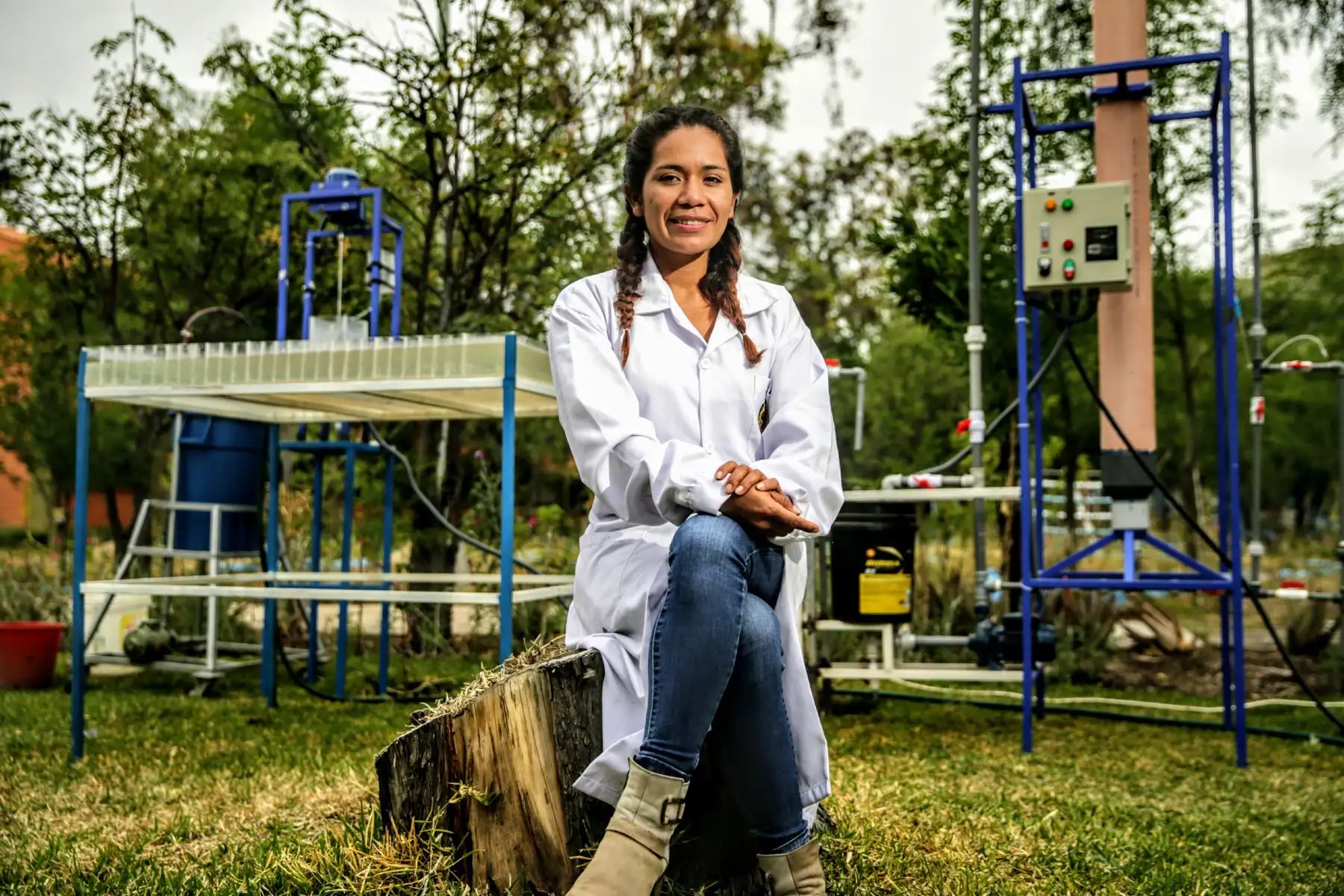 Nazia Loayza es una ingeniero químico formada en la universidad San Cristóbal de Huamanga, aquí posa frente a su planta piloto que vuelve potable el agua turbia. Foto: ANDINA/Luis Iparraguirre