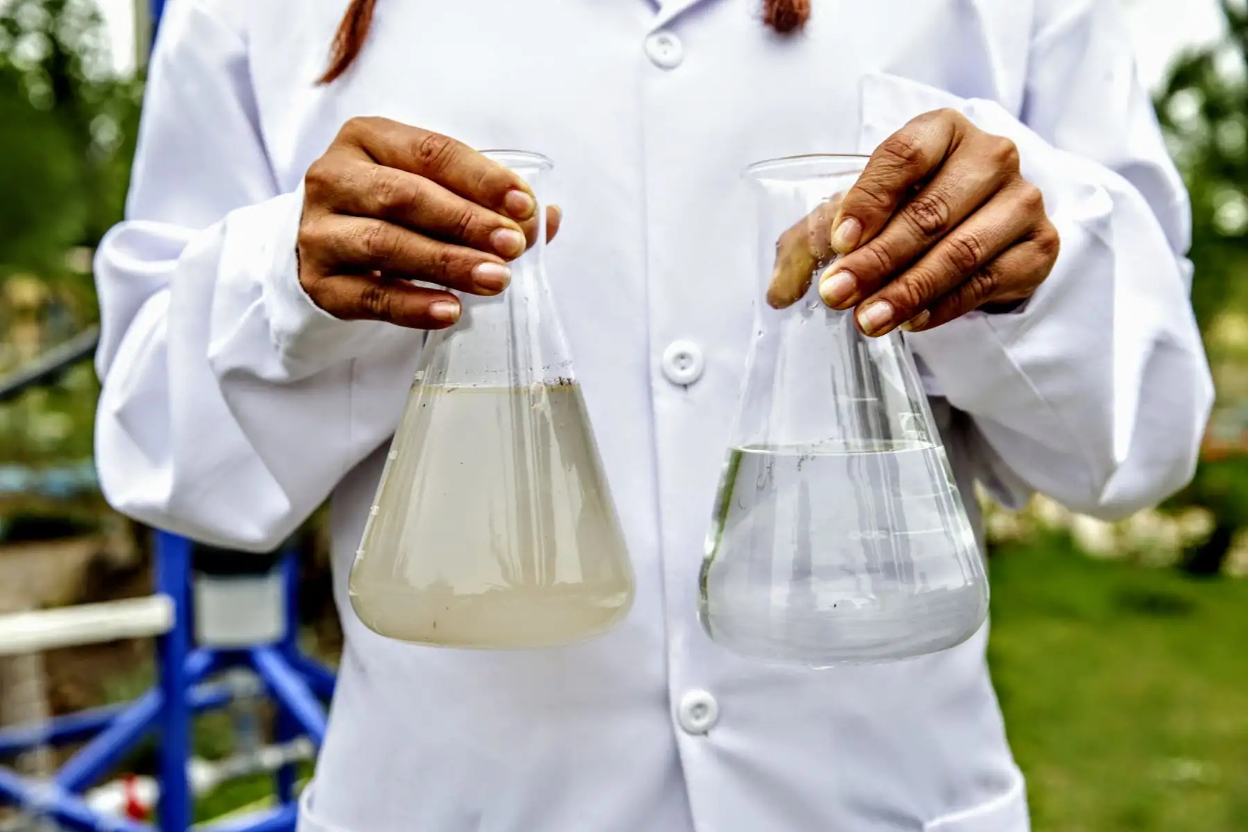 La diferencia en el grado de turbiedad de cada probeta es bastante notoria. Foto: ANDINA/Luis Iparraguirre