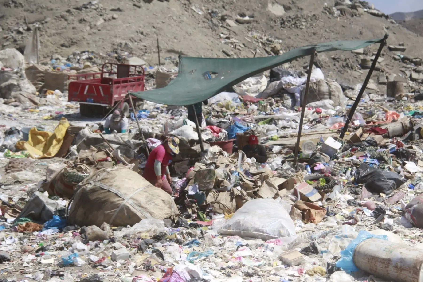 Especialistas del OEFA y de la Diressa Áncash inspeccionan botadero de Chimbote ante colapso de este espacio. ANDINA