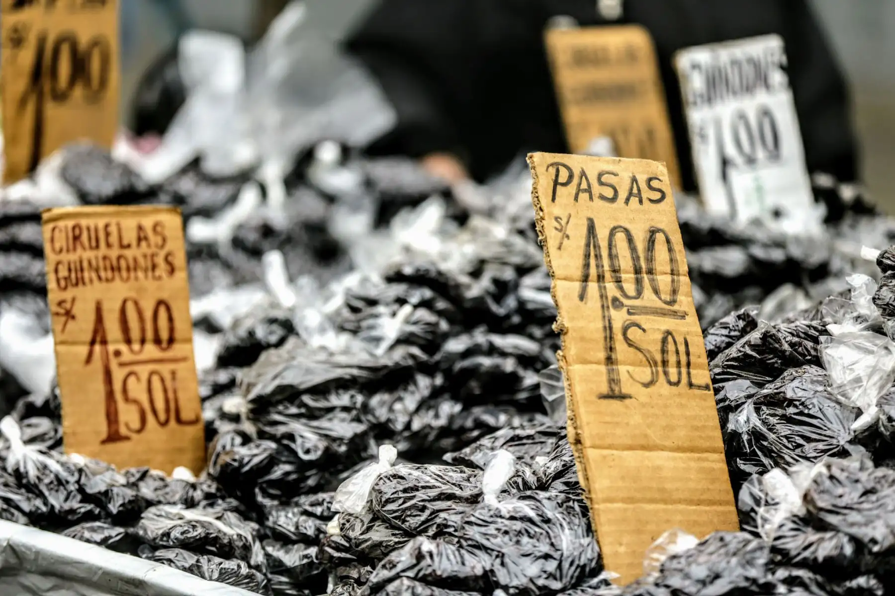 La procesión del Señor de los Milagros recorre el Centro Histórico acompañado por miles de feligreses. Foto: ANDINA/Luis Iparraguirre