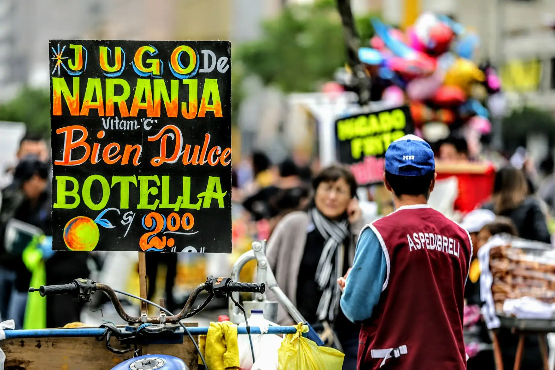 La procesión del Señor de los Milagros recorre el Centro Histórico acompañado por miles de feligreses. Foto: ANDINA/Luis Iparraguirre