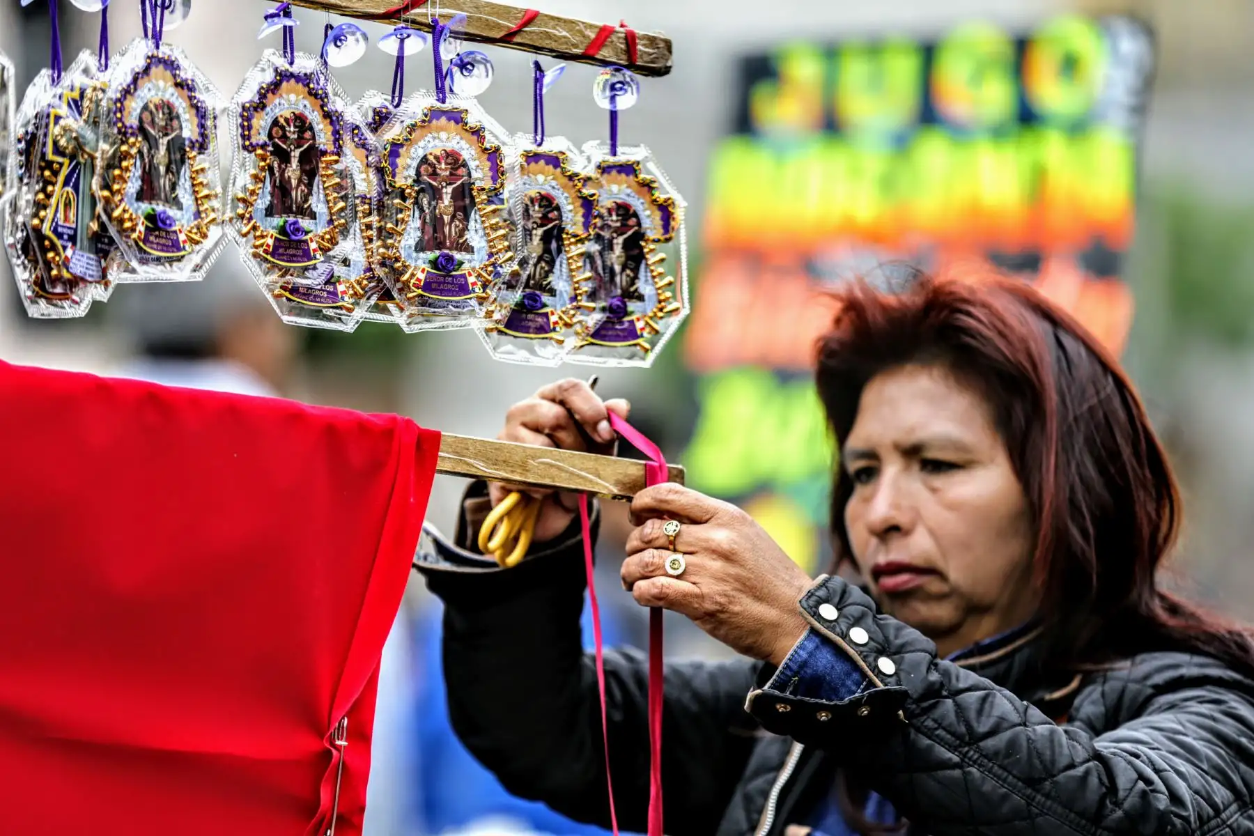 La procesión del Señor de los Milagros recorre el Centro Histórico acompañado por miles de feligreses. Foto: ANDINA/Luis Iparraguirre