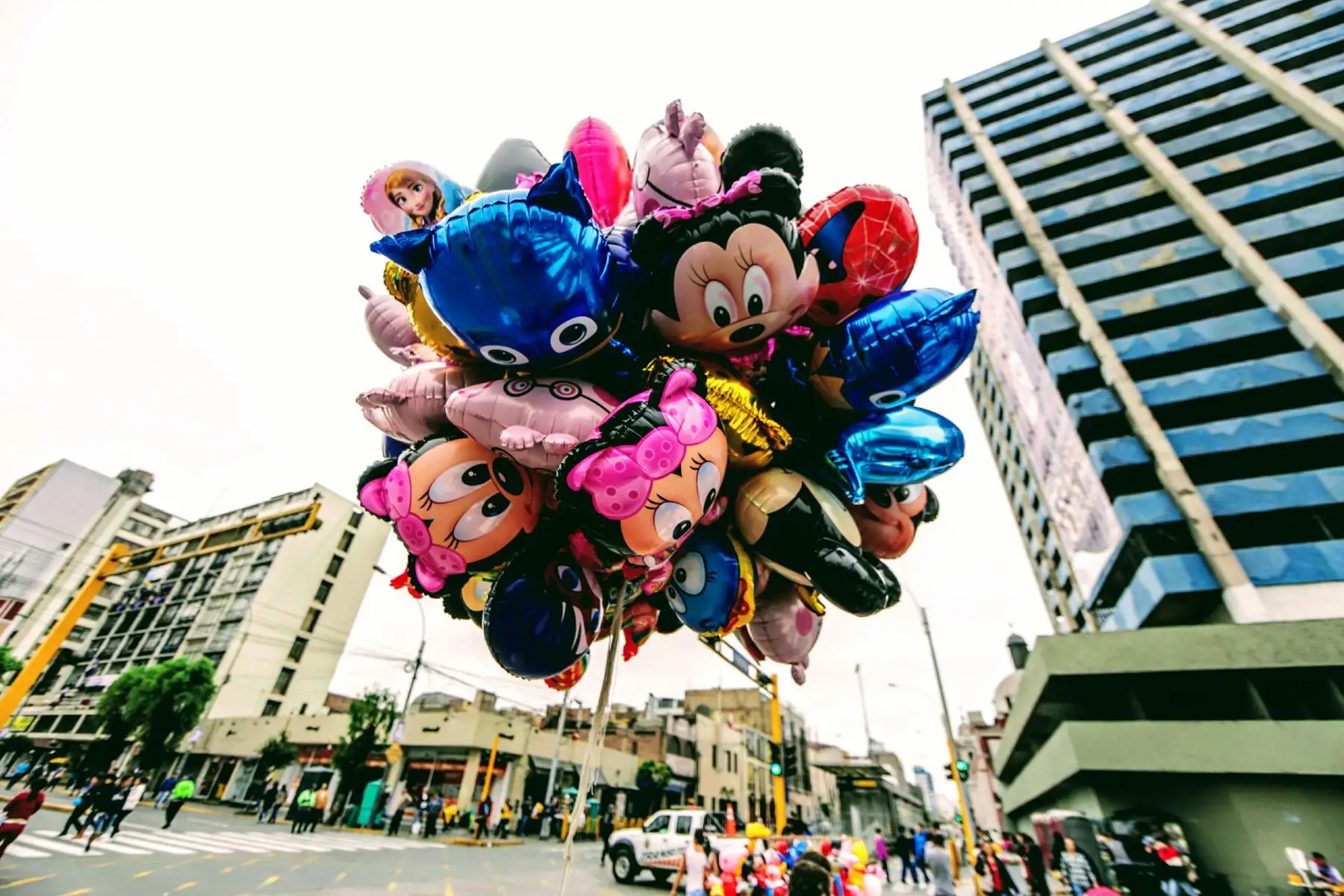 La procesión del Señor de los Milagros recorre el Centro Histórico acompañado por miles de feligreses. Foto: ANDINA/Luis Iparraguirre