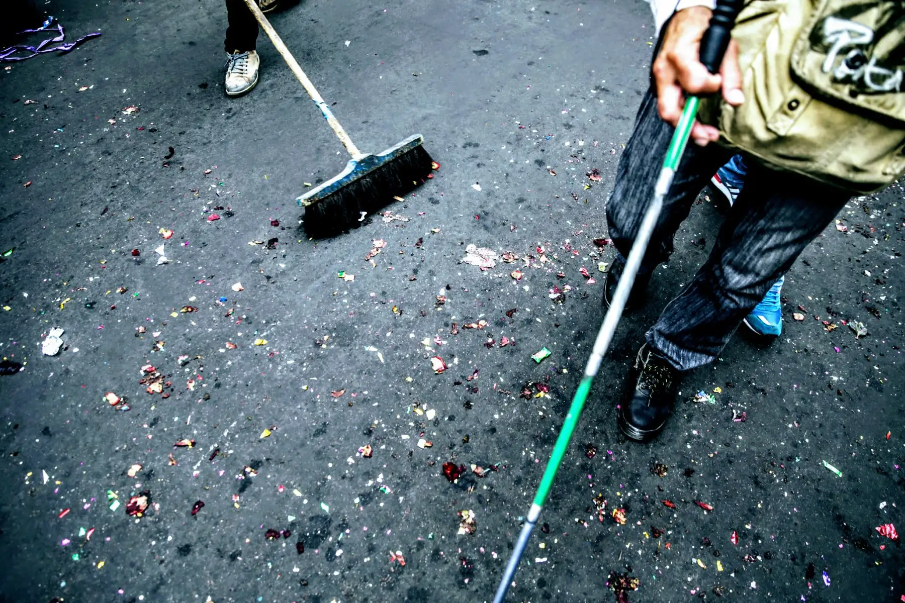 La procesión del Señor de los Milagros recorre el Centro Histórico acompañado por miles de feligreses. Foto: ANDINA/Luis Iparraguirre