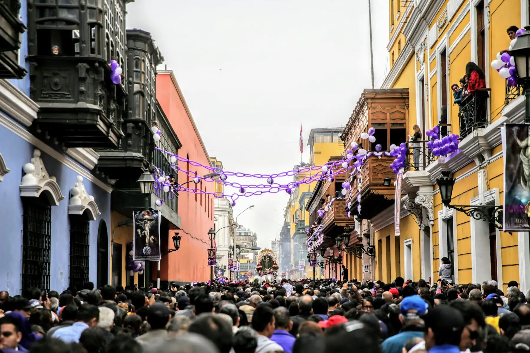 La procesión del Señor de los Milagros recorre el Centro Histórico acompañado por miles de feligreses. Foto: ANDINA/Luis Iparraguirre