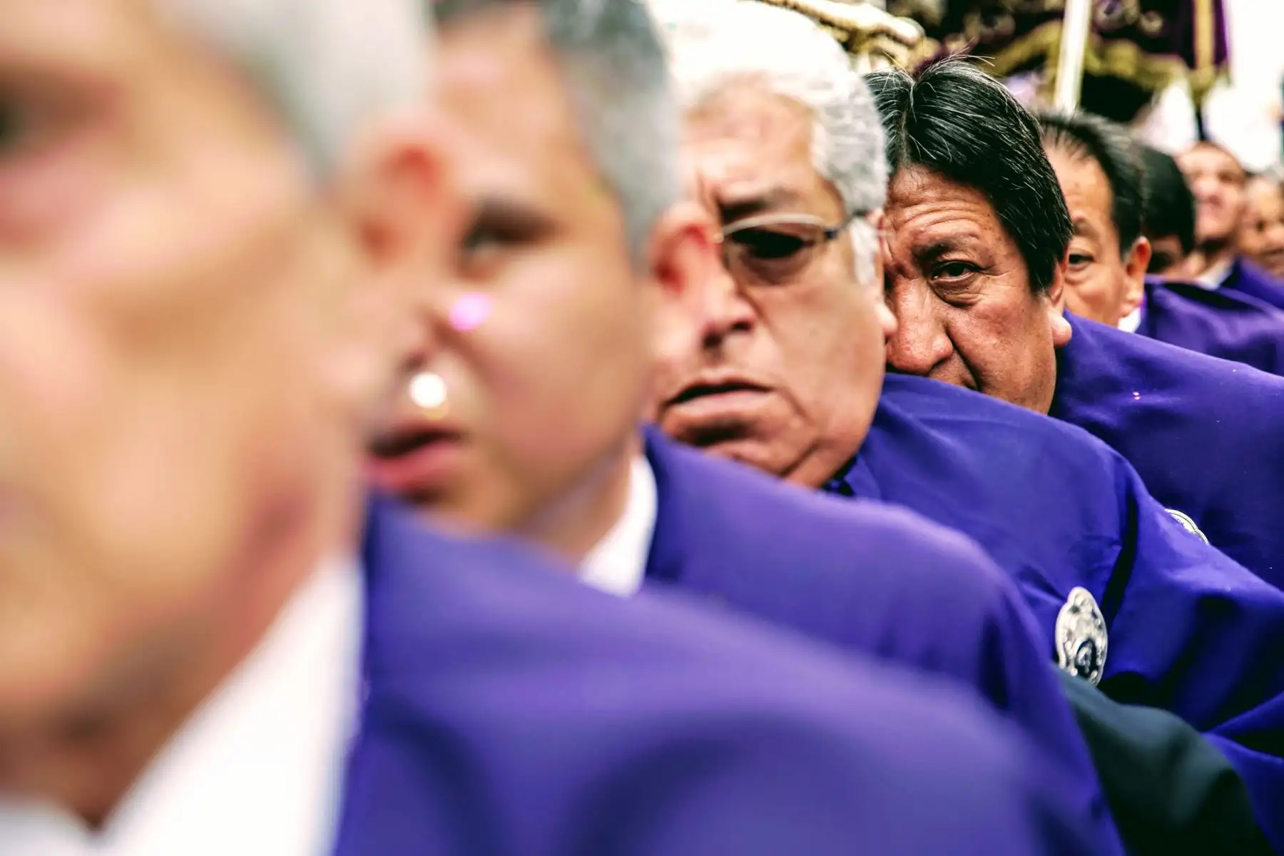 La procesión del Señor de los Milagros recorre el Centro Histórico acompañado por miles de feligreses. Foto: ANDINA/Luis Iparraguirre