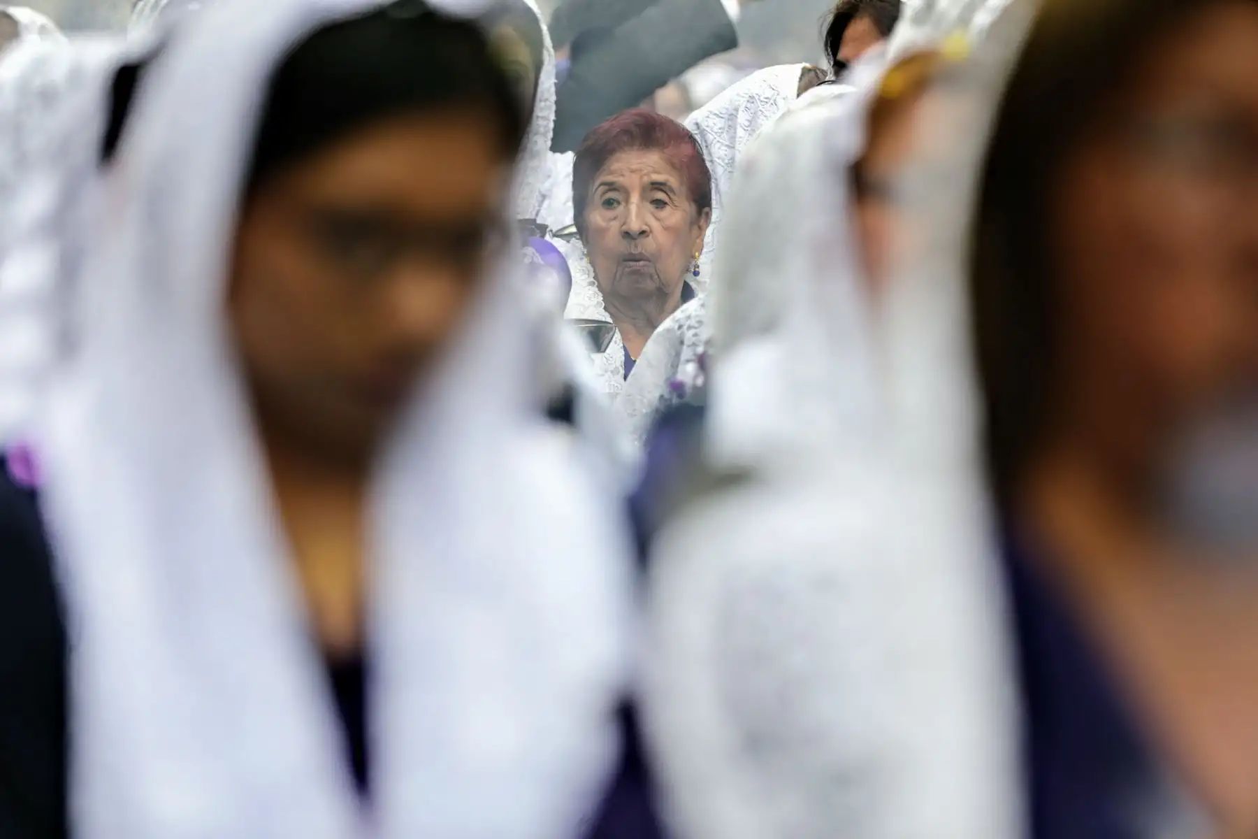 La procesión del Señor de los Milagros recorre el Centro Histórico acompañado por miles de feligreses. Foto: ANDINA/Luis Iparraguirre