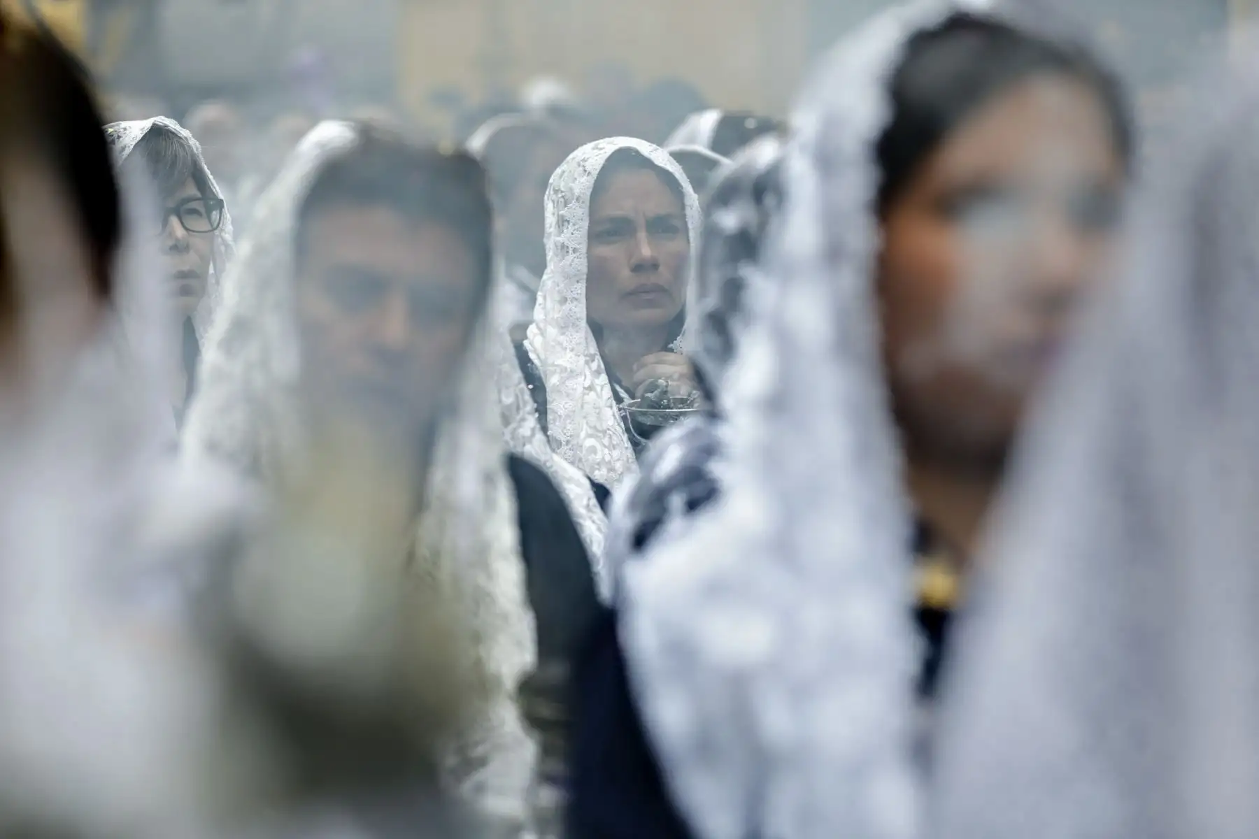 La procesión del Señor de los Milagros recorre el Centro Histórico acompañado por miles de feligreses. Foto: ANDINA/Luis Iparraguirre