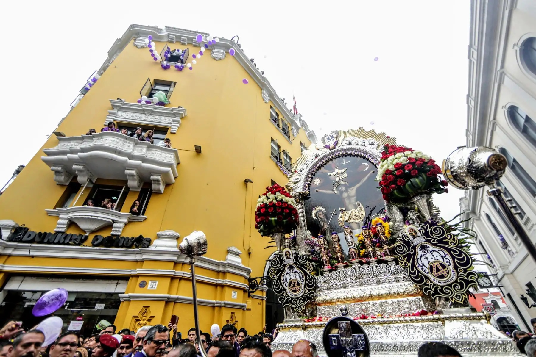 La procesión del Señor de los Milagros recorre el Centro Histórico acompañado por miles de feligreses. Foto: ANDINA/Luis Iparraguirre