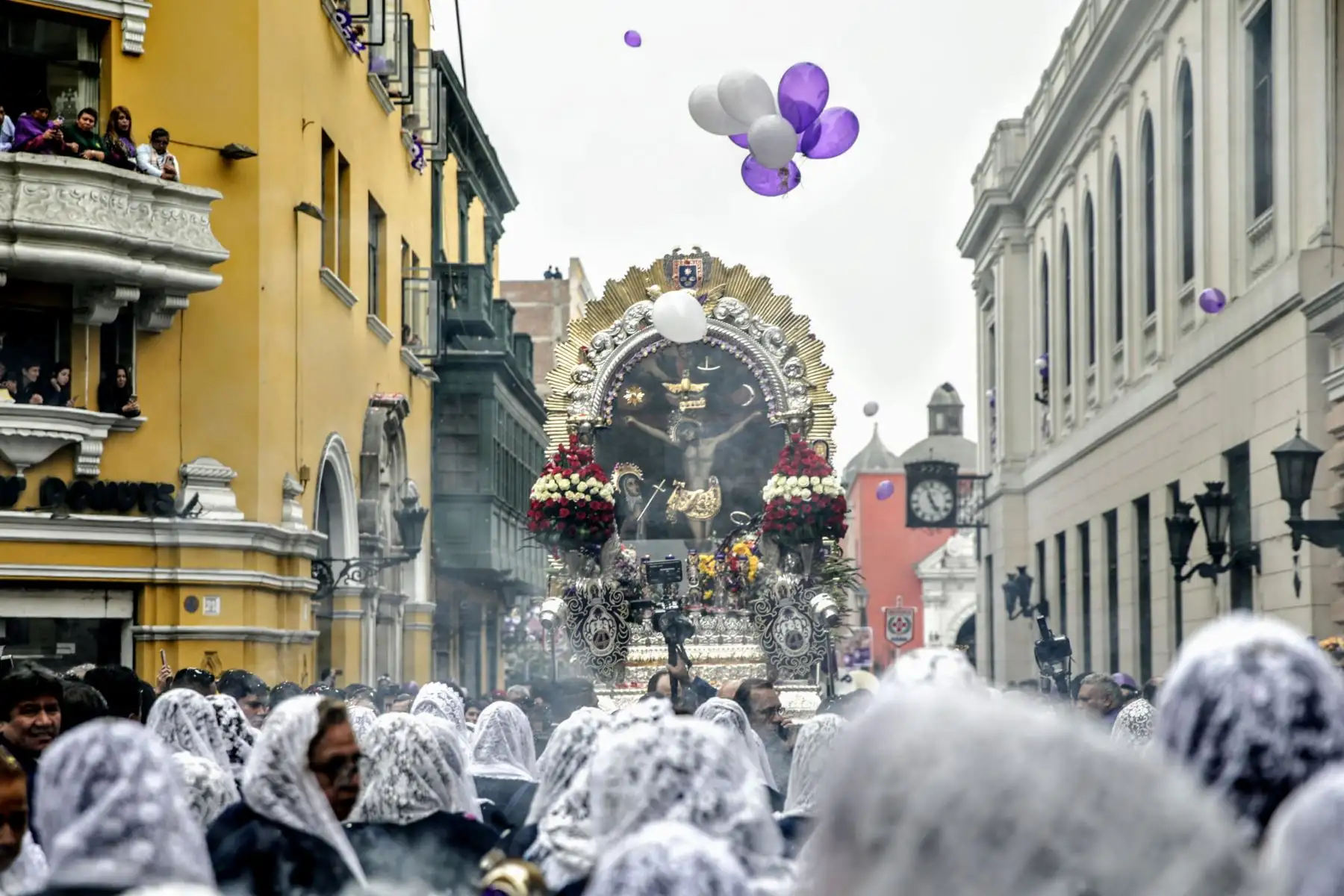 La procesión del Señor de los Milagros recorre el Centro Histórico acompañado por miles de feligreses. Foto: ANDINA/Luis Iparraguirre