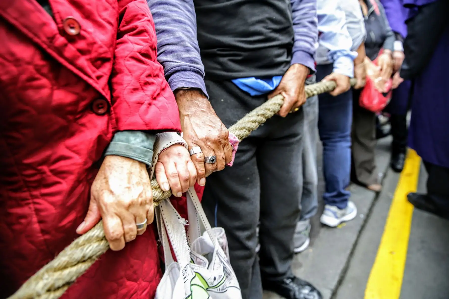 La procesión del Señor de los Milagros recorre el Centro Histórico acompañado por miles de feligreses. Foto: ANDINA/Luis Iparraguirre