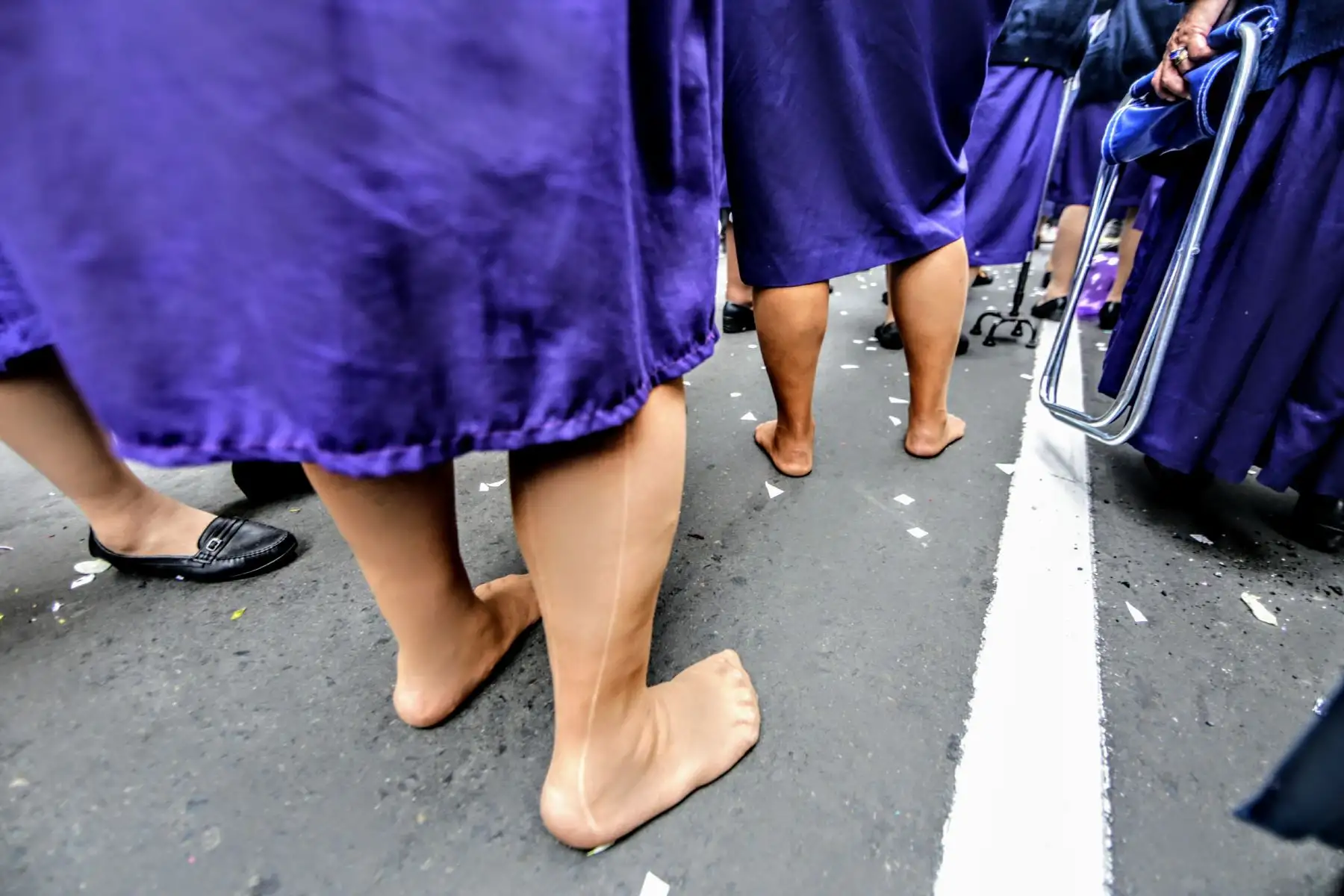 La procesión del Señor de los Milagros recorre el Centro Histórico acompañado por miles de feligreses. Foto: ANDINA/Luis Iparraguirre