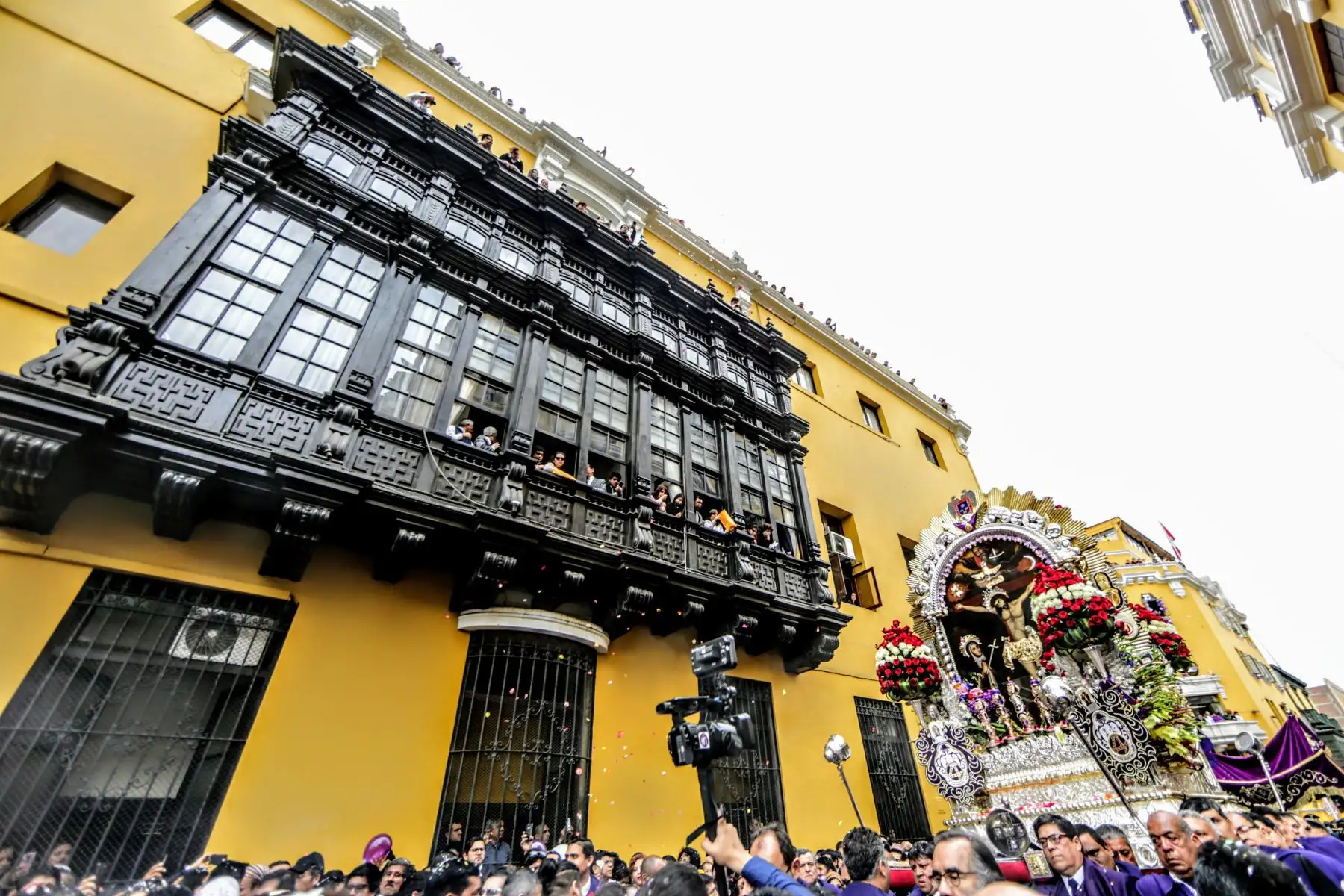 La procesión del Señor de los Milagros recorre el Centro Histórico acompañado por miles de feligreses. Foto: ANDINA/Luis Iparraguirre