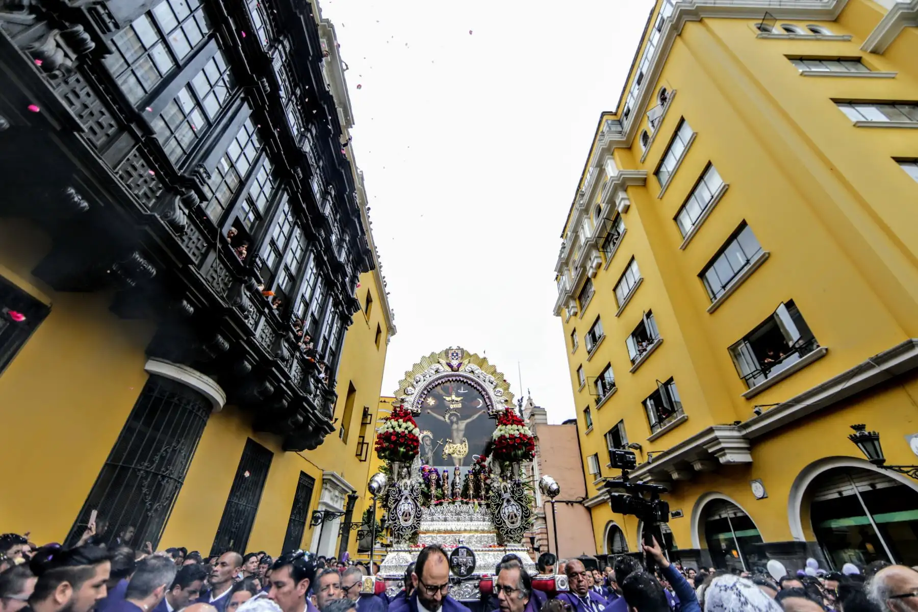 La procesión del Señor de los Milagros recorre el Centro Histórico acompañado por miles de feligreses. Foto: ANDINA/Luis Iparraguirre