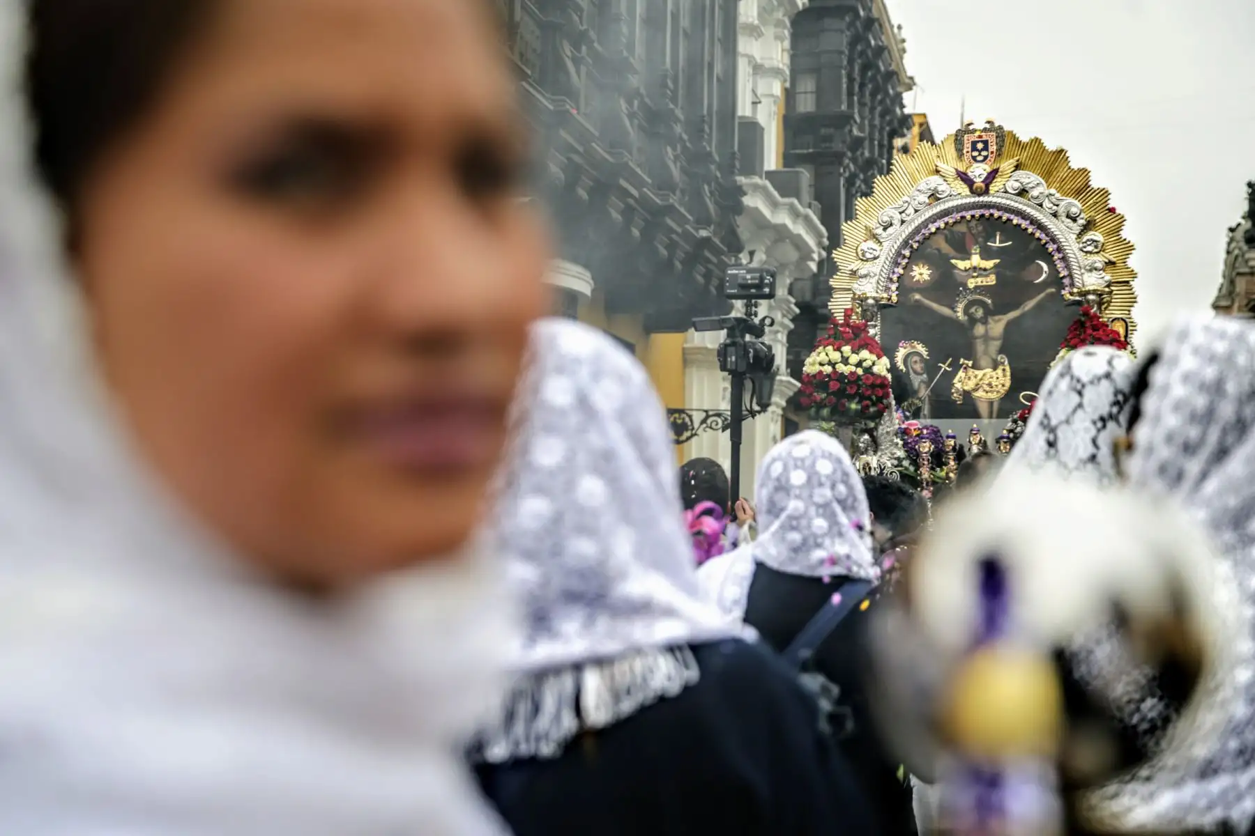 La procesión del Señor de los Milagros recorre el Centro Histórico acompañado por miles de feligreses. Foto: ANDINA/Luis Iparraguirre