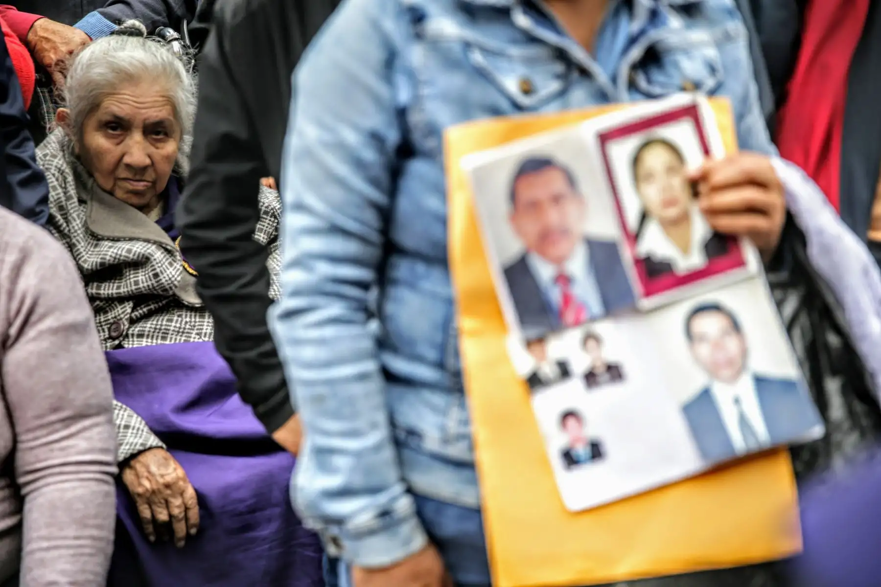 La procesión del Señor de los Milagros recorre el Centro Histórico acompañado por miles de feligreses. Foto: ANDINA/Luis Iparraguirre