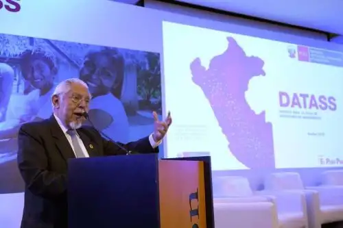 Ministro de Vivienda, Javier Piqué, lanza aplicativo para mejorar servicios de agua y saneamiento rural.