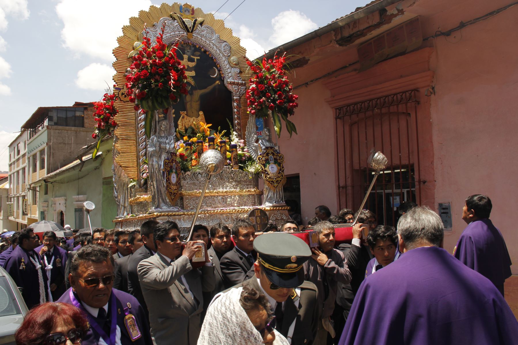 Miles de fieles acompañaron la procesión del Señor de los Milagros en Puno. ANDINA