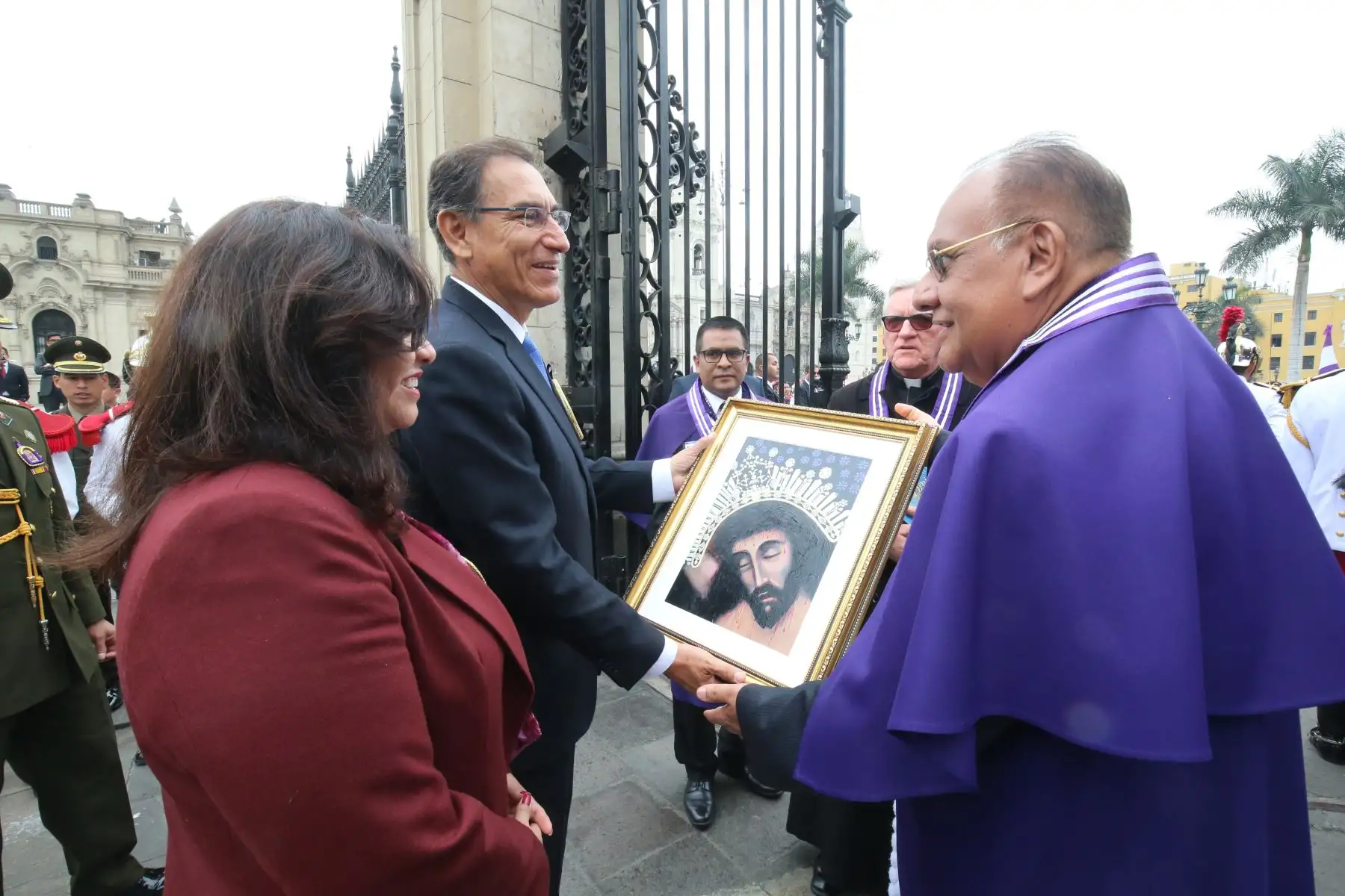 Jefe de Estado, Martín Vizcarra, rinde homenaje al señor de los Milagros a su paso por Palacio de Gobierno. Foto: ANDINA/Andrés Valle/Presidencia